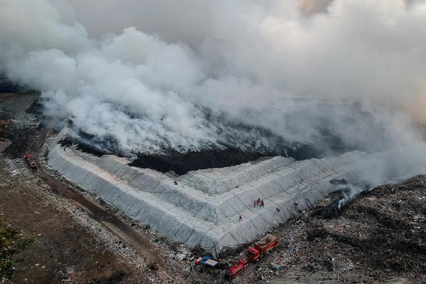 Foto udara petugas pemadam kebakaran berusaha memadamkan api di Tempat Pembuangan Akhir (TPA) Jatiwaringin, Kabupaten Tangerang, Banten, Selasa (30/6/2026). BPBD Kabupaten Tangerang mengerahkan sembilan unit mobil dan 45 personel untuk memadamkan kebakaran yang diperkirakan mencapai seluas dua hektare dan penyebabnya masih dalam penyelidikan karena proses pemadaman masih berlangsung.