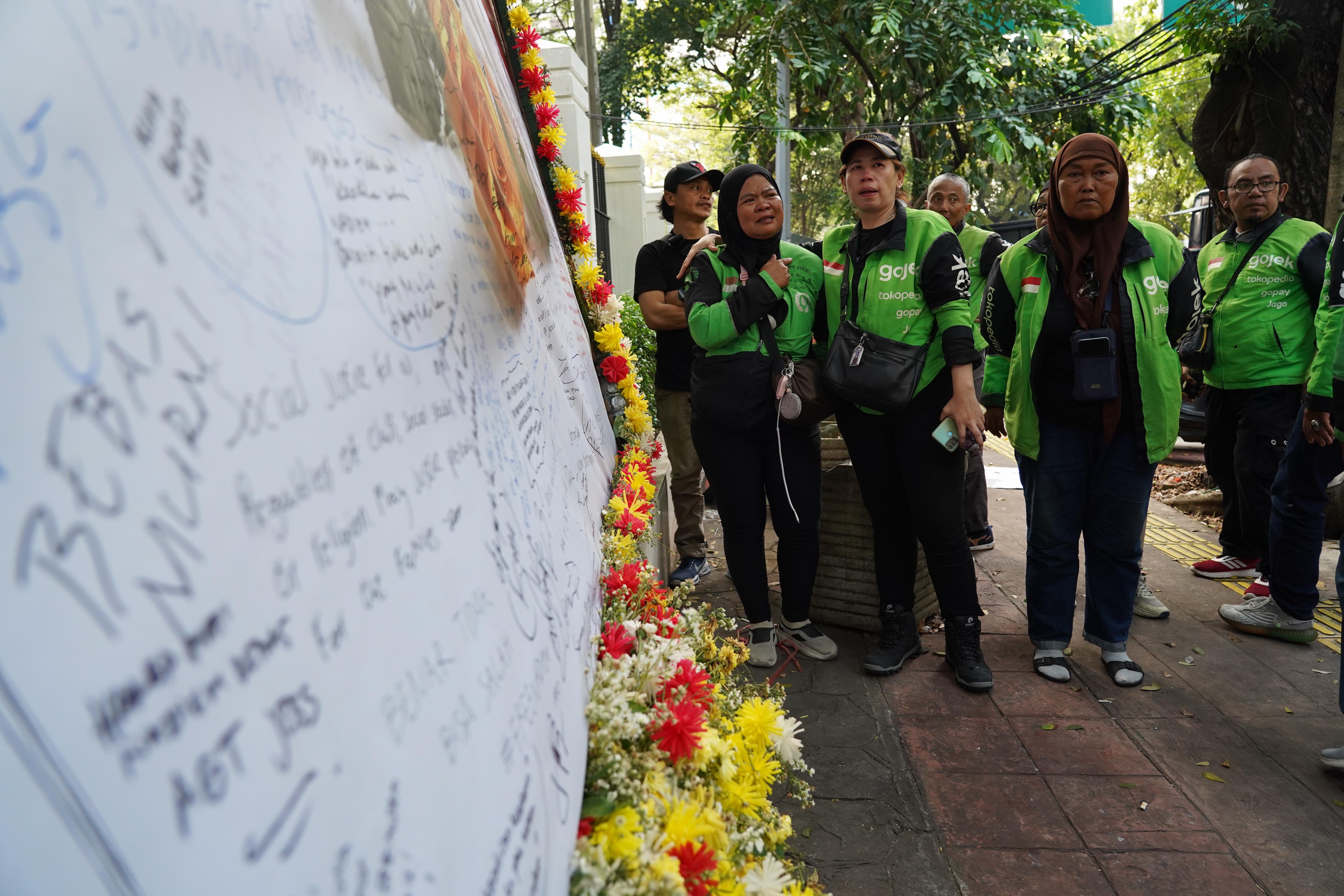Pengemudi ojek online memberikan dukungan kepada terdakwa kasus dugaan korupsi pengadaan Chromebook dalam program digitalisasi pendidikan di Kemendikbudristek Nadiem Anwar Makarim di Pengadilan Tipikor, Jakarta, Selasa (30/6/2026). Majelis hakim memvonis Nadiem Makarim dengan pidana 10 tahun penjara serta pidana tambahan denda Rp 1 miliar subsider kurungan 190 hari dan uang pengganti Rp 809,59 miliar subsider pidana penjara selama lima tahun.
