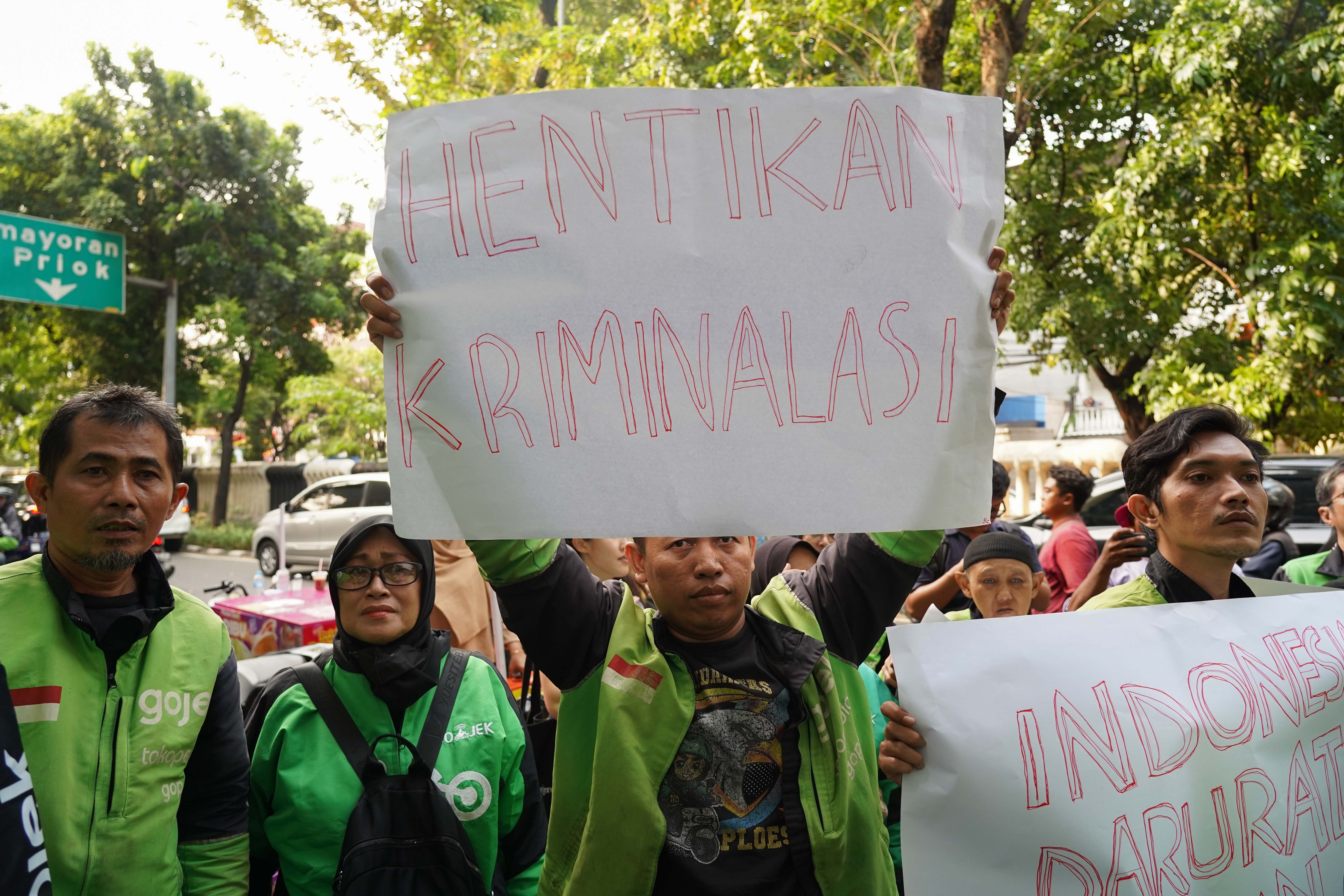 Pengemudi ojek online memberikan dukungan kepada terdakwa kasus dugaan korupsi pengadaan Chromebook dalam program digitalisasi pendidikan di Kemendikbudristek Nadiem Anwar Makarim di Pengadilan Tipikor, Jakarta, Selasa (30/6/2026). Majelis hakim memvonis Nadiem Makarim dengan pidana 10 tahun penjara serta pidana tambahan denda Rp 1 miliar subsider kurungan 190 hari dan uang pengganti Rp 809,59 miliar subsider pidana penjara selama lima tahun.