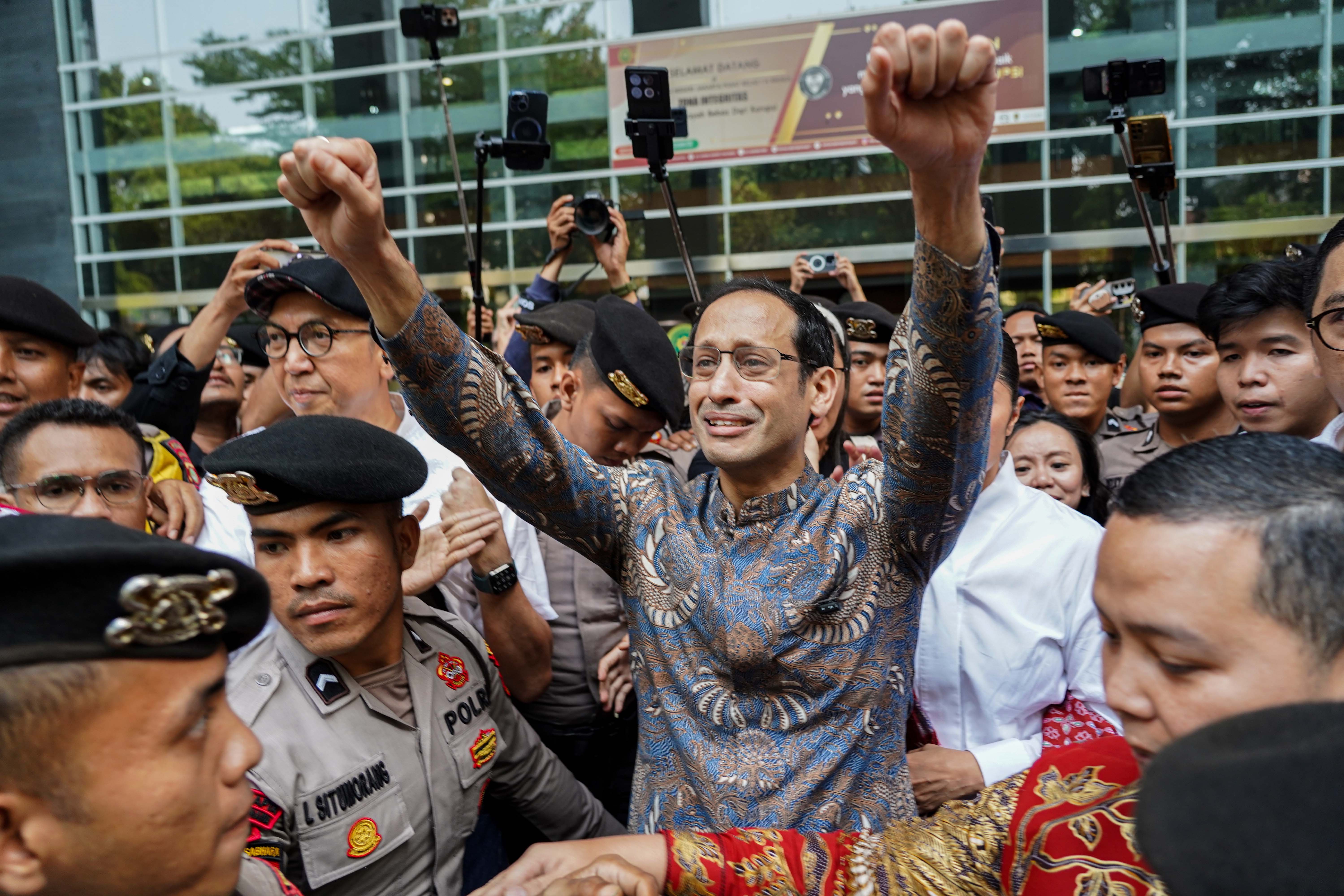 Terdakwa kasus dugaan korupsi pengadaan Chromebook dalam program digitalisasi pendidikan di Kemendikbudristek Nadiem Anwar Makarim (tengah) menyapa pengemudi ojek online usai mengikuti sidang pembacaan putusan di Pengadilan Tipikor, Jakarta, Selasa (30/6/2026). Majelis hakim memvonis Nadiem Makarim dengan pidana 10 tahun penjara serta pidana tambahan denda Rp 1 miliar subsider kurungan 190 hari dan uang pengganti Rp 809,59 miliar subsider pidana penjara selama lima tahun.