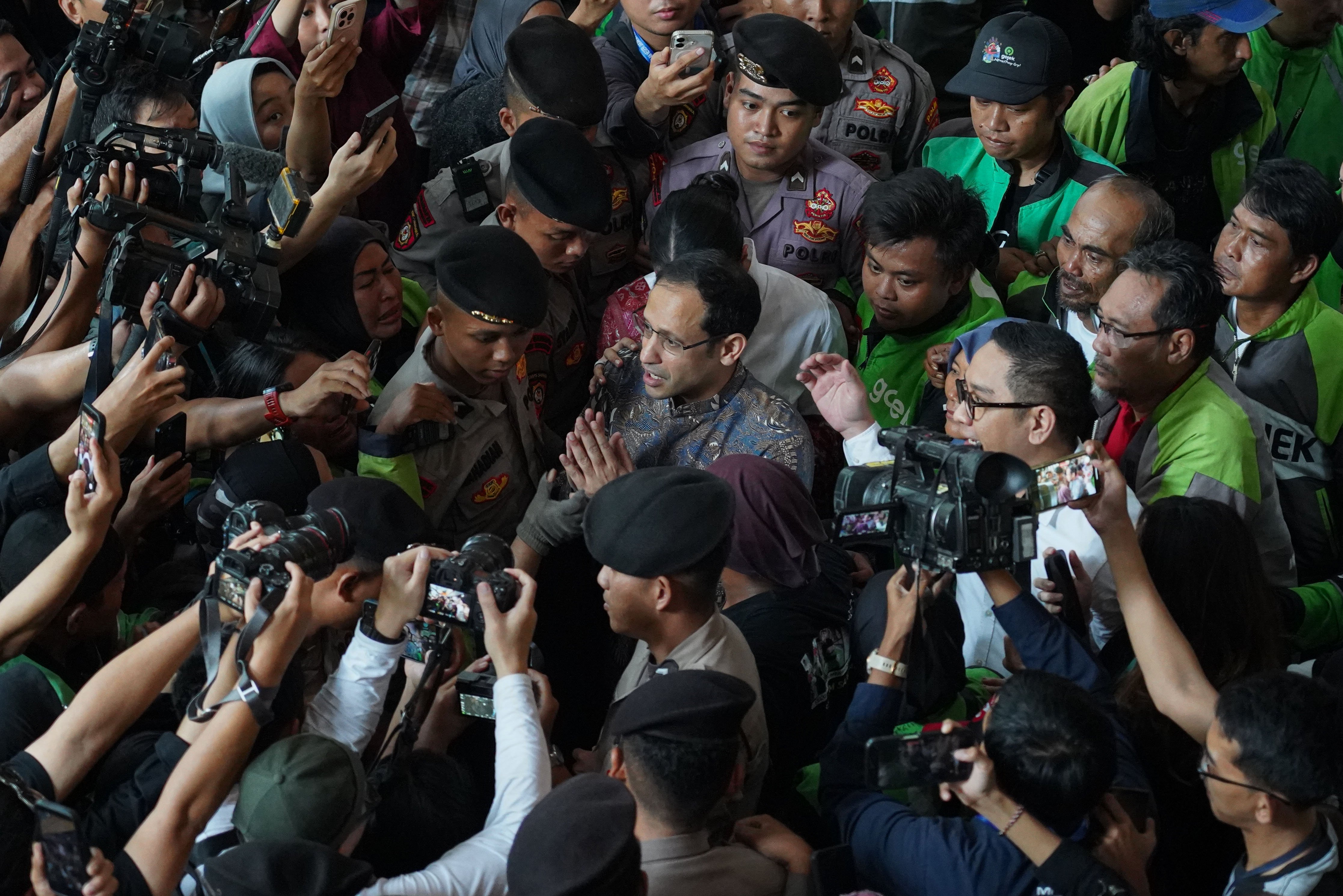 Terdakwa kasus dugaan korupsi pengadaan Chromebook dalam program digitalisasi pendidikan di Kemendikbudristek Nadiem Anwar Makarim (tengah) berjalan keluar ruangan usai mengikuti sidang pembacaan putusan di Pengadilan Tipikor, Jakarta, Selasa (30/6/2026). Majelis hakim memvonis Nadiem Makarim dengan pidana 10 tahun penjara serta pidana tambahan denda Rp 1 miliar subsider kurungan 190 hari dan uang pengganti Rp 809,59 miliar subsider pidana penjara selama lima tahun.