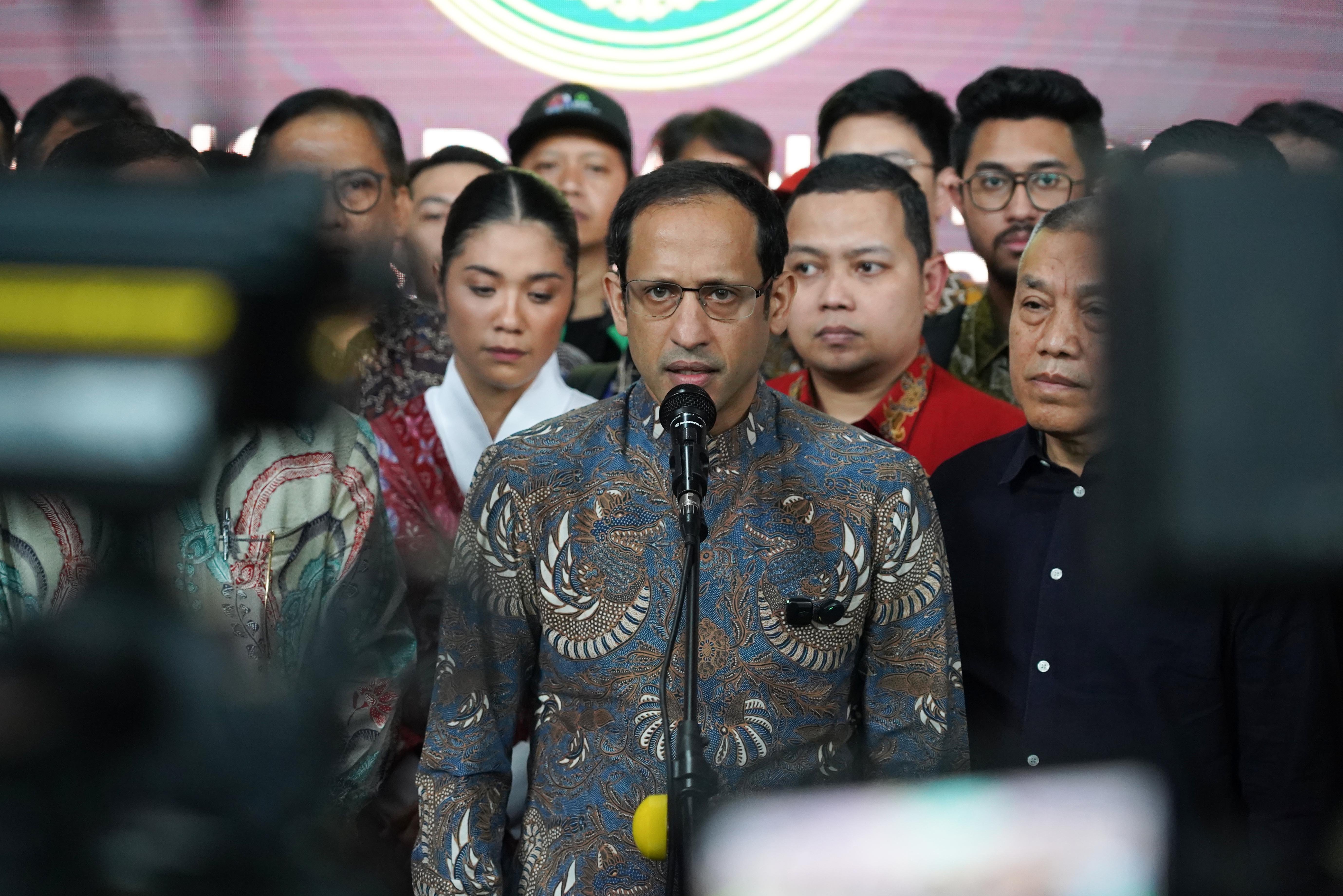 Terdakwa kasus dugaan korupsi pengadaan Chromebook dalam program digitalisasi pendidikan di Kemendikbudristek Nadiem Anwar Makarim (tengah) menyampaikan keterangan usai mengikuti sidang pembacaan putusan di Pengadilan Tipikor, Jakarta, Selasa (30/6/2026). Majelis hakim memvonis Nadiem Makarim dengan pidana 10 tahun penjara serta pidana tambahan denda Rp 1 miliar subsider kurungan 190 hari dan uang pengganti Rp 809,59 miliar subsider pidana penjara selama lima tahun.