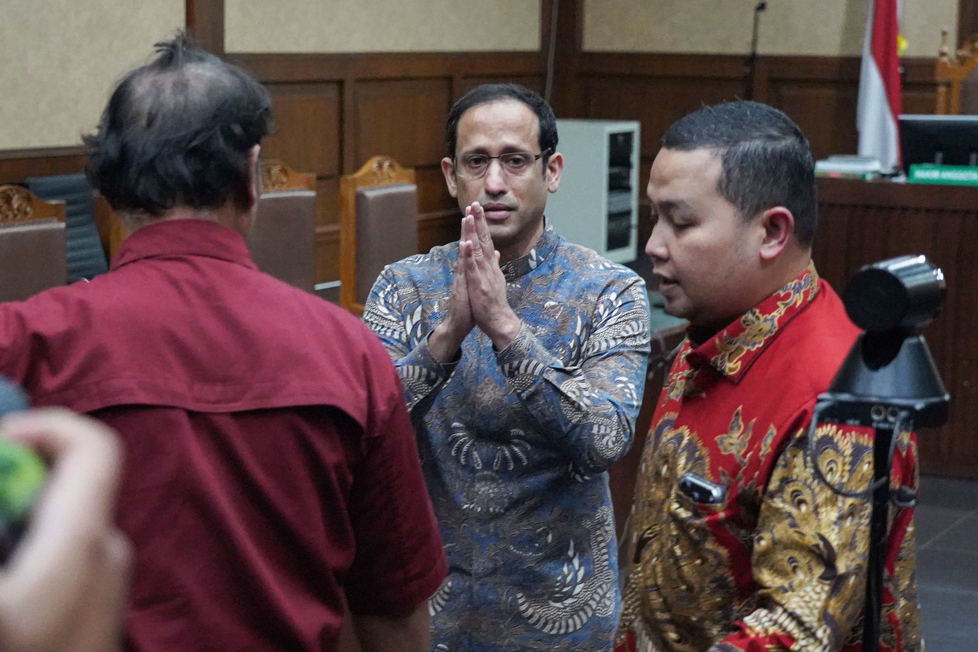 Terdakwa kasus dugaan korupsi pengadaan Chromebook dalam program digitalisasi pendidikan di Kemendikbudristek Nadiem Anwar Makarim (tengah) berjalan keluar ruangan usai mengikuti sidang pembacaan putusan di Pengadilan Tipikor, Jakarta, Selasa (30/6/2026). Majelis hakim memvonis Nadiem Makarim dengan pidana 10 tahun penjara serta pidana tambahan denda Rp 1 miliar subsider kurungan 190 hari dan uang pengganti Rp 809,59 miliar subsider pidana penjara selama lima tahun.