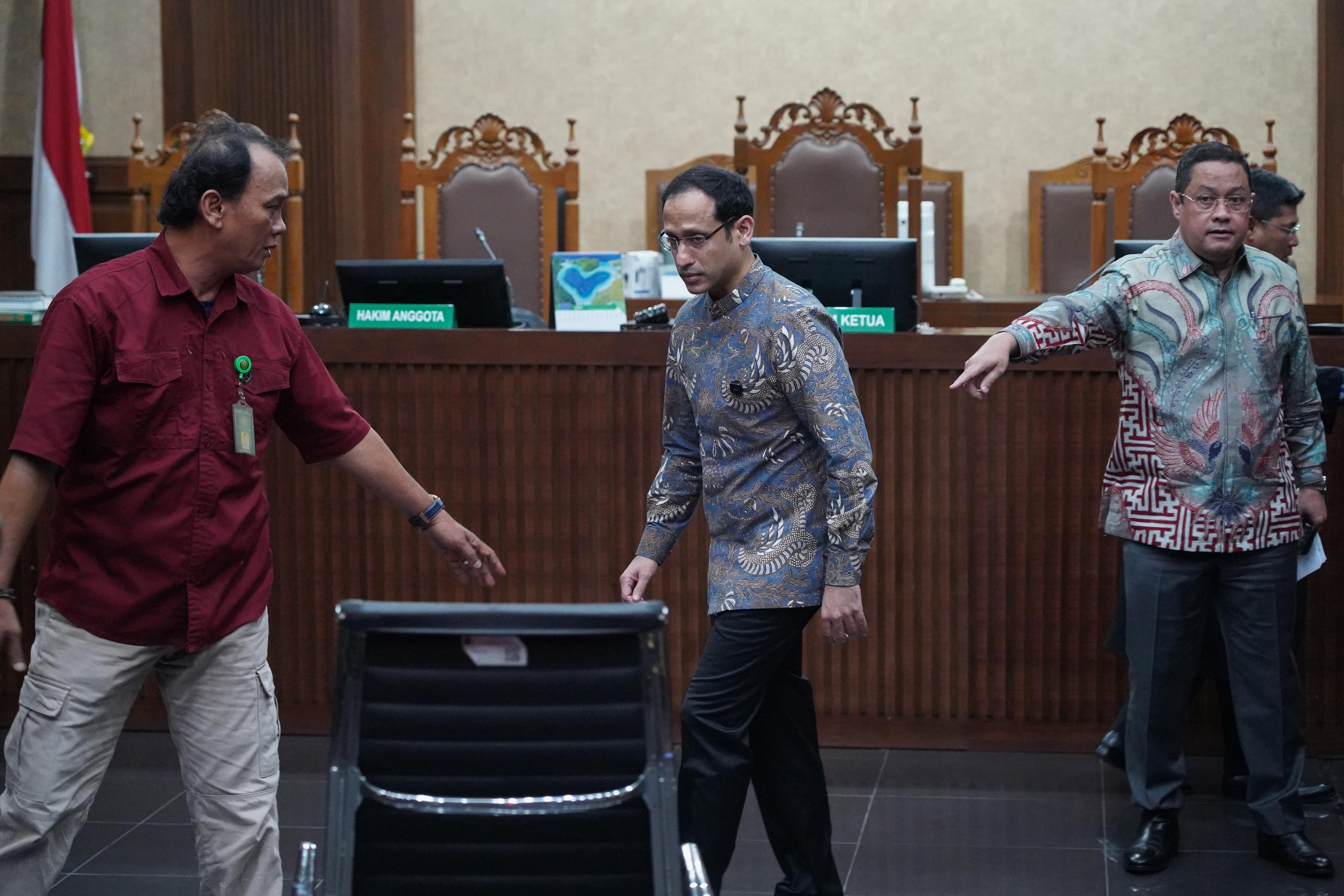 Terdakwa kasus dugaan korupsi pengadaan Chromebook dalam program digitalisasi pendidikan di Kemendikbudristek Nadiem Anwar Makarim (tengah) berjalan keluar ruangan usai mengikuti sidang pembacaan putusan di Pengadilan Tipikor, Jakarta, Selasa (30/6/2026). Majelis hakim memvonis Nadiem Makarim dengan pidana 10 tahun penjara serta pidana tambahan denda Rp 1 miliar subsider kurungan 190 hari dan uang pengganti Rp 809,59 miliar subsider pidana penjara selama lima tahun.
