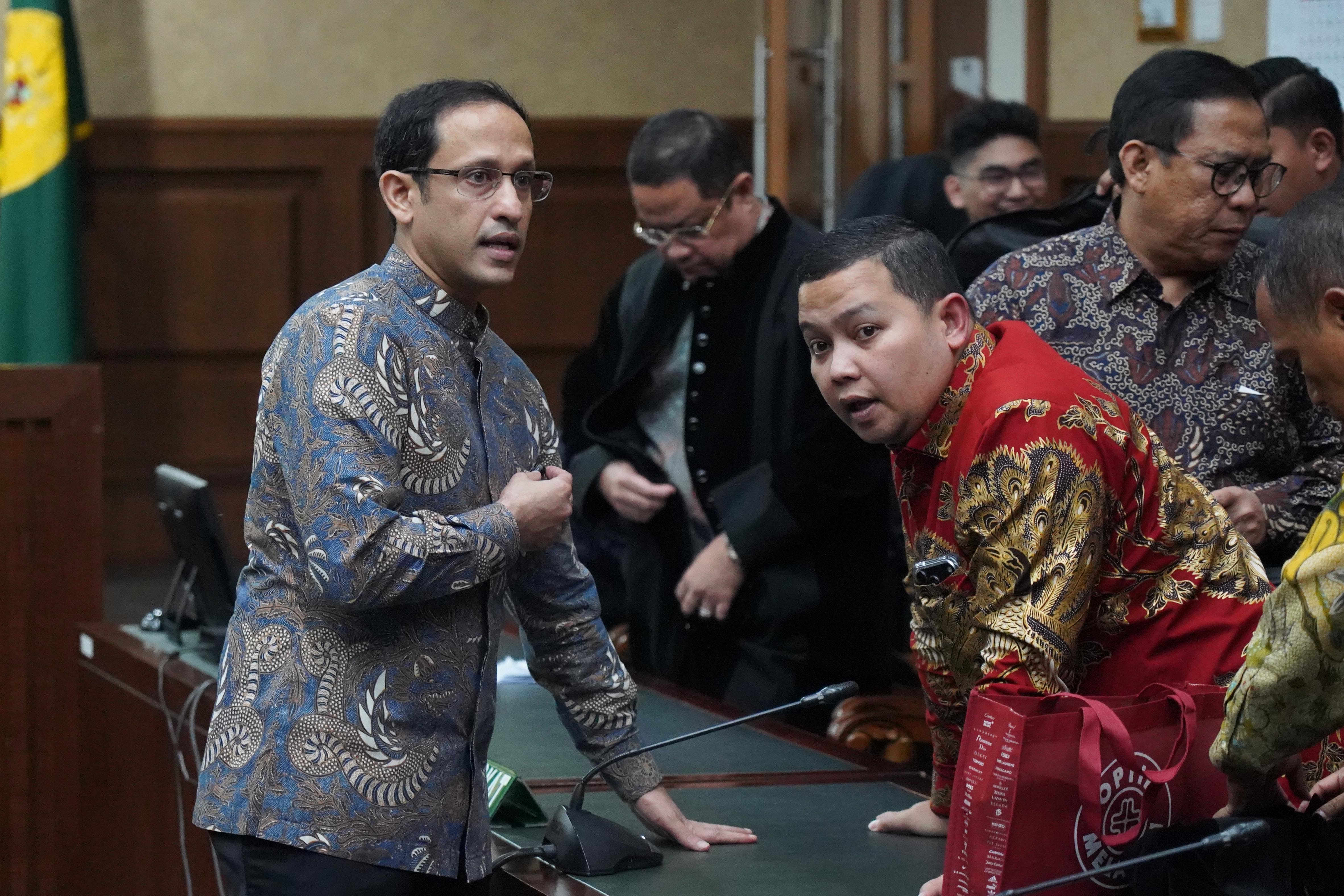 Terdakwa kasus dugaan korupsi pengadaan Chromebook dalam program digitalisasi pendidikan di Kemendikbudristek Nadiem Anwar Makarim (kiri) berdiskusi dengan kuasa hukumnya usai mengikuti sidang pembacaan putusan di Pengadilan Tipikor, Jakarta, Selasa (30/6/2026). Majelis hakim memvonis Nadiem Makarim dengan pidana 10 tahun penjara serta pidana tambahan denda Rp 1 miliar subsider kurungan 190 hari dan uang pengganti Rp 809,59 miliar subsider pidana penjara selama lima tahun.