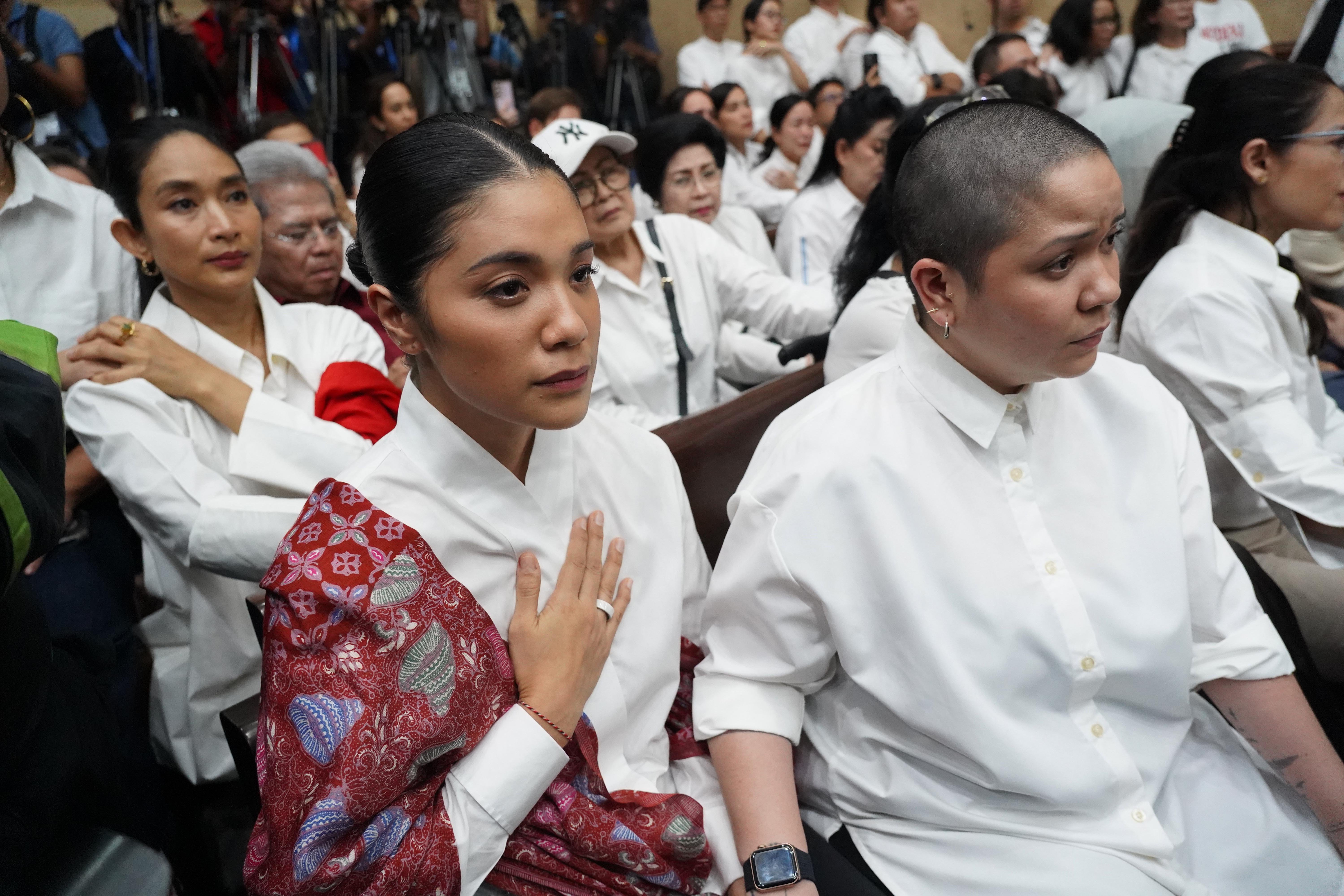 Istri dari terdakwa kasus dugaan korupsi pengadaan Chromebook dalam program digitalisasi pendidikan di Kemendikbudristek Nadiem Anwar Makarim, Franka Franklin (tengah) menyaksikan sidang pembacaan putusan suaminya di Pengadilan Tipikor, Jakarta, Selasa (30/6/2026). Majelis hakim memvonis Nadiem Makarim dengan pidana 10 tahun penjara serta pidana tambahan denda Rp 1 miliar subsider kurungan 190 hari dan uang pengganti Rp 809,59 miliar subsider pidana penjara selama lima tahun.
