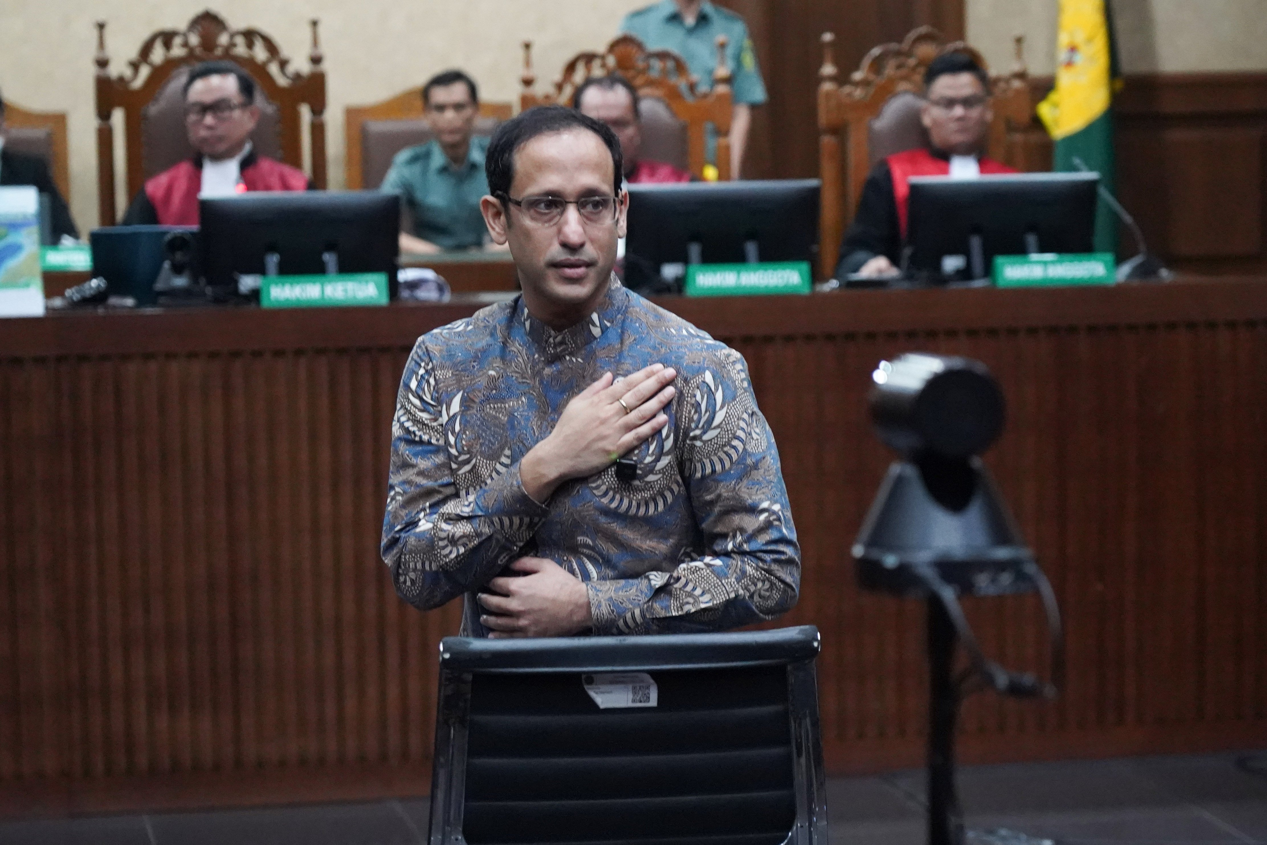 Terdakwa kasus dugaan korupsi pengadaan Chromebook dalam program digitalisasi pendidikan di Kemendikbudristek Nadiem Anwar Makarim bersiap mengikuti sidang pembacaan putusan di Pengadilan Tipikor, Jakarta, Selasa (30/6/2026). Majelis hakim memvonis Nadiem Makarim dengan pidana 10 tahun penjara serta pidana tambahan denda Rp 1 miliar subsider kurungan 190 hari dan uang pengganti Rp 809,59 miliar subsider pidana penjara selama lima tahun.