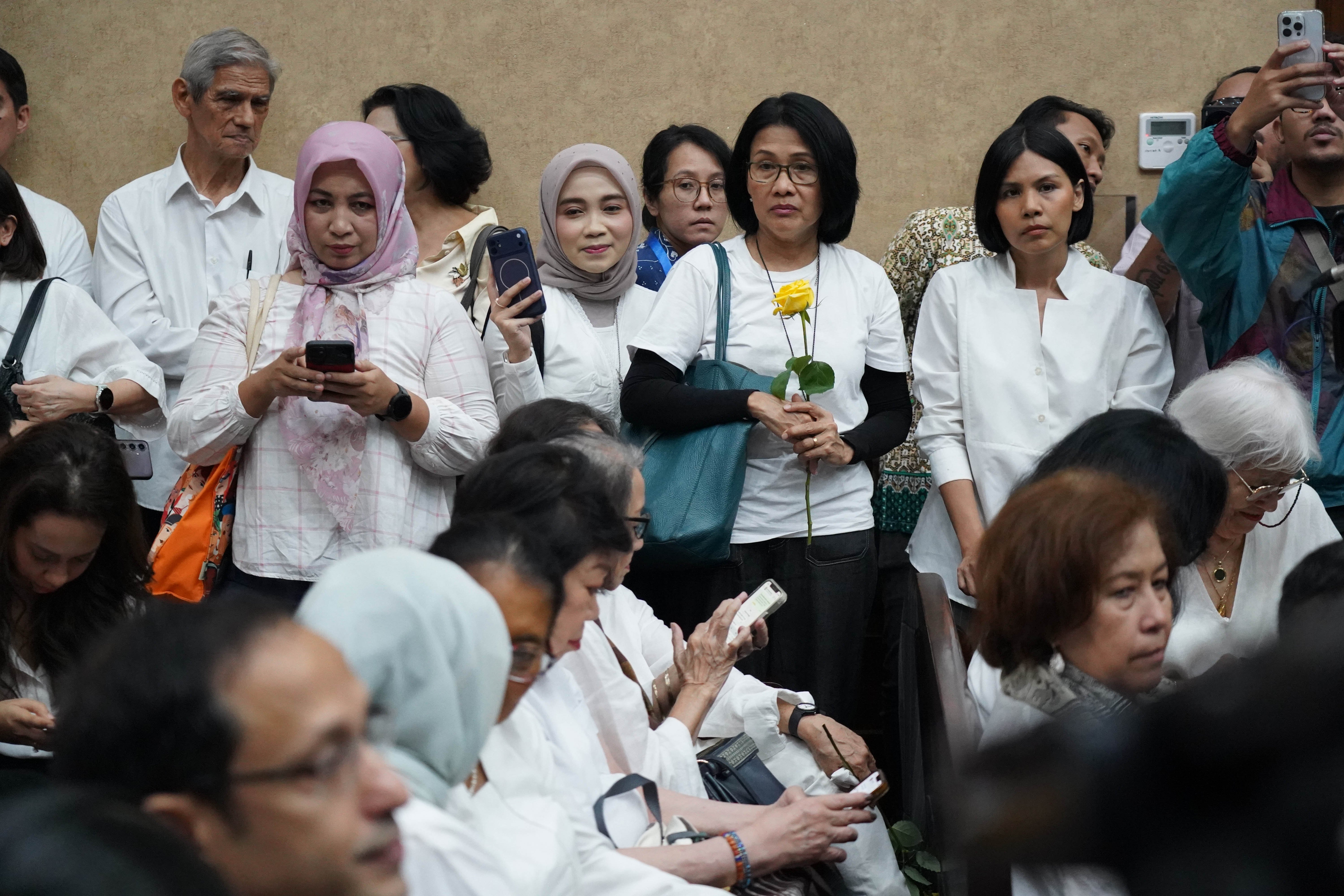 Sejumlah kerabat memberikan dukungan kepada terdakwa kasus dugaan korupsi pengadaan Chromebook dalam program digitalisasi pendidikan di Kemendikbudristek Nadiem Anwar Makarim yang akan menjalani sidang putusan di Pengadilan Tipikor, Jakarta, Selasa (30/6/2026). Majelis hakim memvonis Nadiem Makarim dengan pidana 10 tahun penjara serta pidana tambahan denda Rp 1 miliar subsider kurungan 190 hari dan uang pengganti Rp 809,59 miliar subsider pidana penjara selama lima tahun.