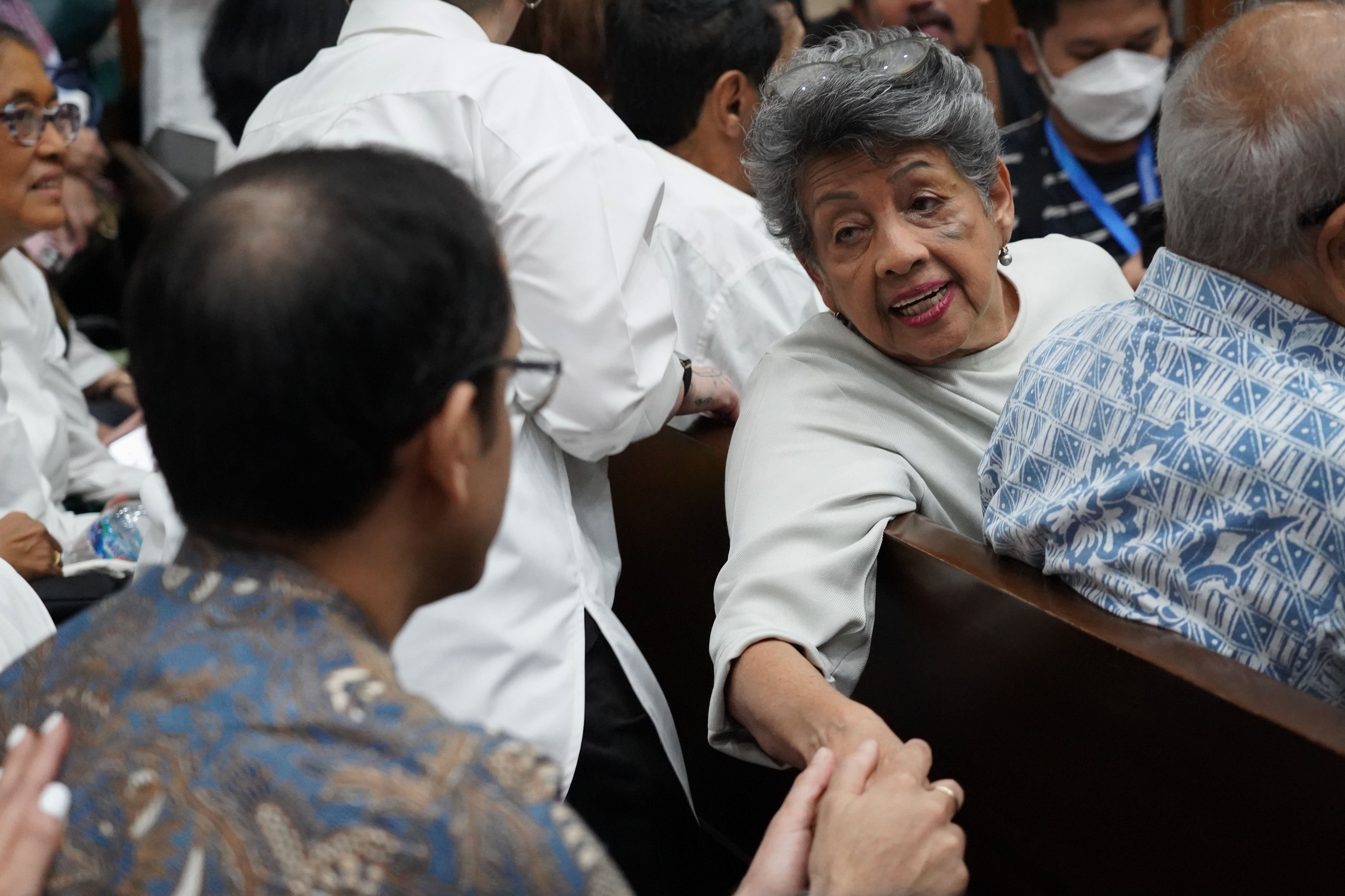 Terdakwa kasus dugaan korupsi pengadaan Chromebook dalam program digitalisasi pendidikan di Kemendikbudristek Nadiem Anwar Makarim (kiri) menyapa Ibunya, Atika Algadrie sebelum menjalani sidang putusan di Pengadilan Tipikor, Jakarta, Selasa (30/6/2026). Majelis hakim memvonis Nadiem Makarim dengan pidana 10 tahun penjara serta pidana tambahan denda Rp 1 miliar subsider kurungan 190 hari dan uang pengganti Rp 809,59 miliar subsider pidana penjara selama lima tahun.