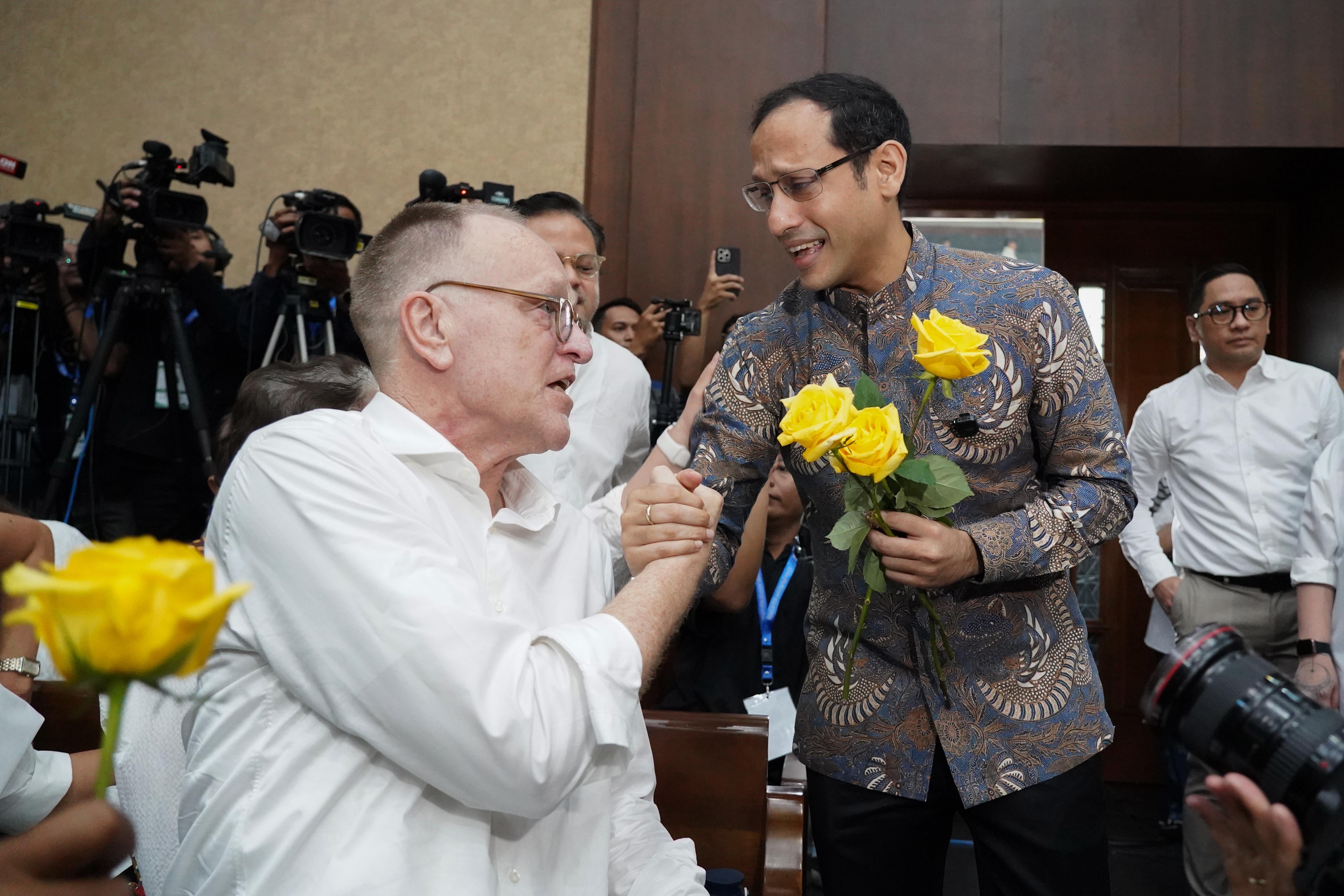 Terdakwa kasus dugaan korupsi pengadaan Chromebook dalam program digitalisasi pendidikan di Kemendikbudristek Nadiem Anwar Makarim (tengah) menyapa kerabatnya sebelum menjalani sidang putusan di Pengadilan Tipikor, Jakarta, Selasa (30/6/2026). Majelis hakim memvonis Nadiem Makarim dengan pidana 10 tahun penjara serta pidana tambahan denda Rp 1 miliar subsider kurungan 190 hari dan uang pengganti Rp 809,59 miliar subsider pidana penjara selama lima tahun.
