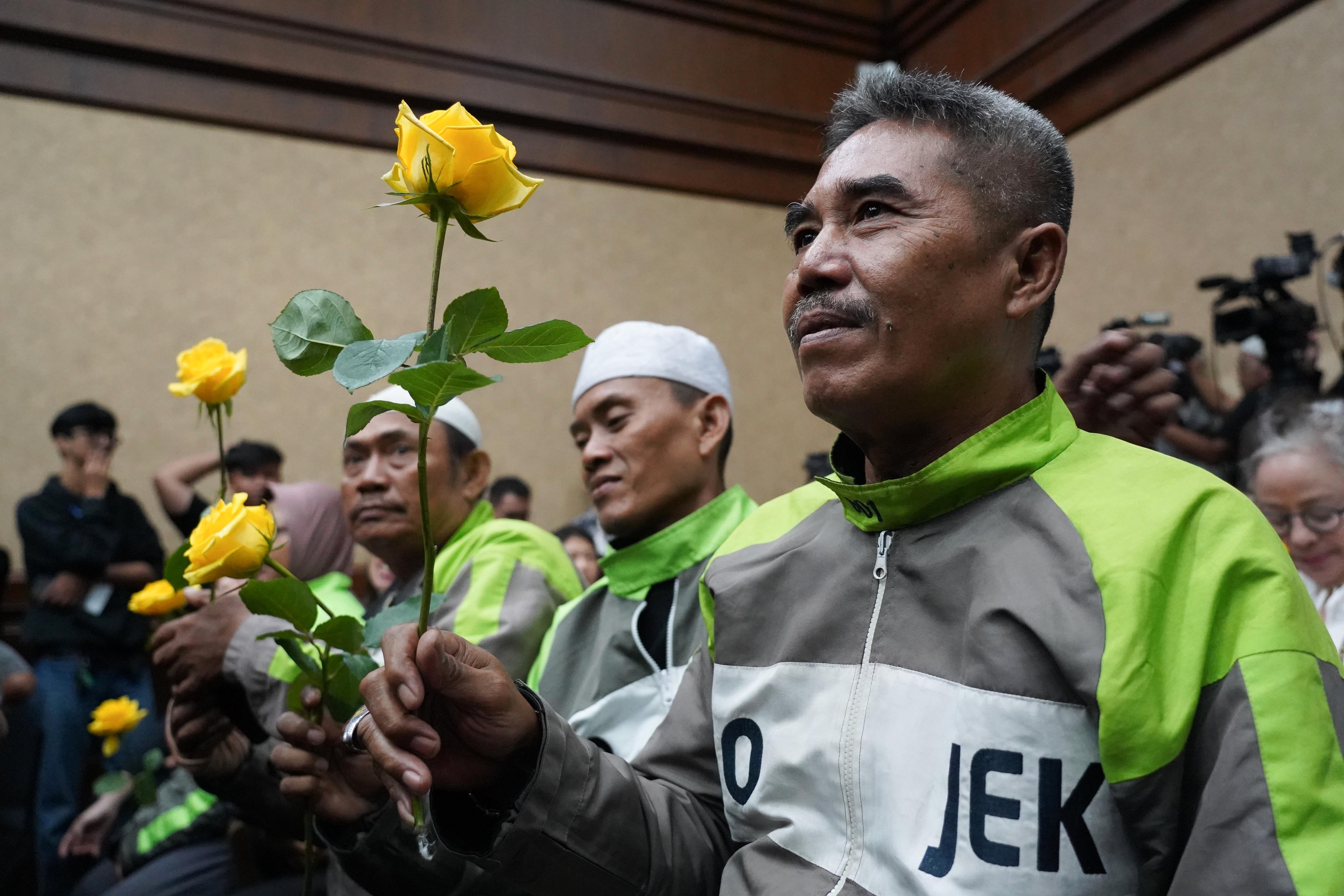 Sejumlah pengemudi ojek online membawa bunga mawar kuning sebagai bentuk dukungan untuk terdakwa kasus dugaan korupsi pengadaan Chromebook dalam program digitalisasi pendidikan di Kemendikbudristek Nadiem Anwar Makarim yang menjalani sidang putusan di Pengadilan Tipikor, Jakarta, Selasa (30/6/2026). Majelis hakim memvonis Nadiem Makarim dengan pidana 10 tahun penjara serta pidana tambahan denda Rp 1 miliar subsider kurungan 190 hari.
