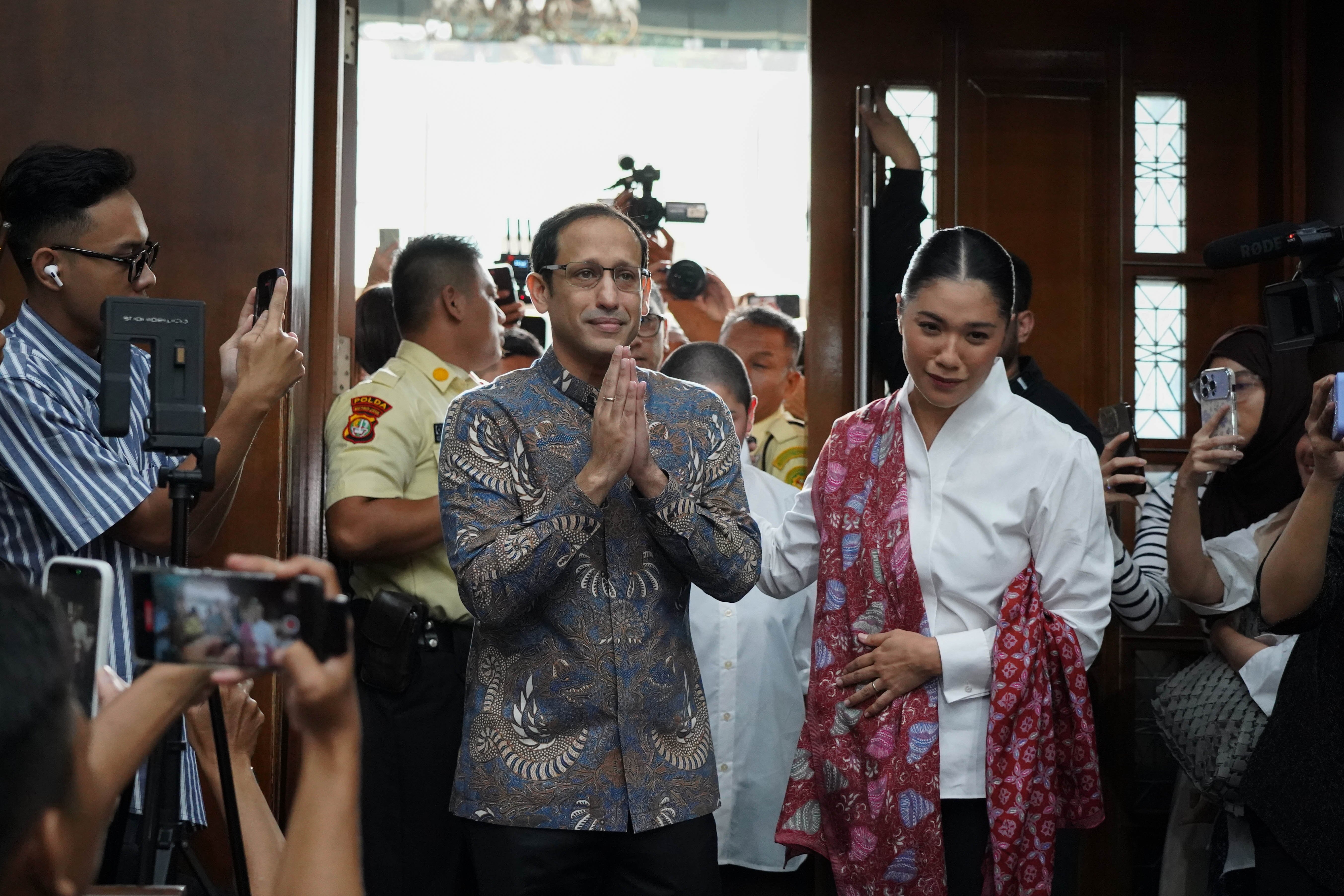 Terdakwa kasus dugaan korupsi pengadaan Chromebook dalam program digitalisasi pendidikan di Kemendikbudristek Nadiem Anwar Makarim (tengah) didampingi istrinya Franka Franklin memasuki ruangan untuk menjalani sidang putusan di Pengadilan Tipikor, Jakarta, Selasa (30/6/2026). Majelis hakim memvonis Nadiem Makarim dengan pidana 10 tahun penjara serta pidana tambahan denda Rp 1 miliar subsider kurungan 190 hari dan uang pengganti Rp 809,59 miliar subsider pidana penjara selama lima tahun.