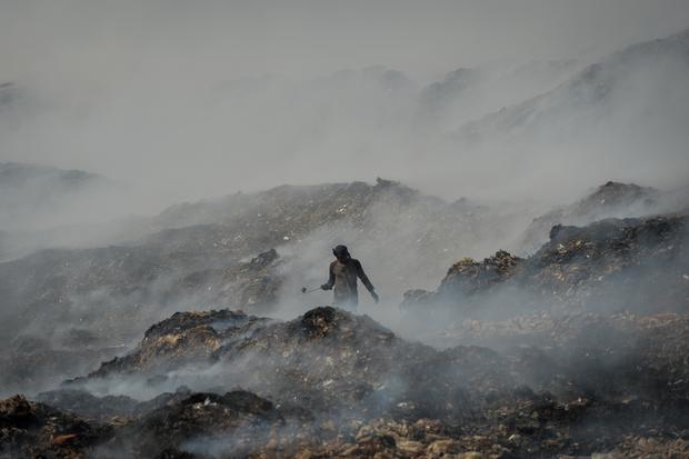 Pemulung memilah sampah pada tumpukan sampah yang terbakar di Tempat Pembuangan Akhir (TPA) Jatiwaringin, Kabupaten Tangerang, Banten, Rabu (1/7/2026). Badan Nasional Penanggulangan Bencana (BNPB) menyatakan area yang terdampak kebakaran TPA Jatiwaringin telah meluas mencapai sekitar 15 hektare akibat kondisi cuaca panas dan embusan angin yang kencang sehingga mempercepat penyebaran api.