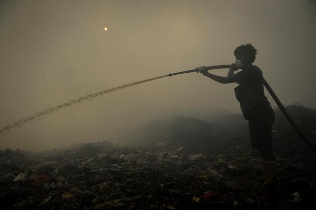 Petugas pemadam kebakaran berusaha memadamkan api di Tempat Pembuangan Akhir (TPA) Jatiwaringin, Kabupaten Tangerang, Banten, Rabu (1/7/2026). Badan Nasional Penanggulangan Bencana (BNPB) menyatakan area yang terdampak kebakaran TPA Jatiwaringin telah meluas mencapai sekitar 15 hektare akibat kondisi cuaca panas dan embusan angin yang kencang sehingga mempercepat penyebaran api.