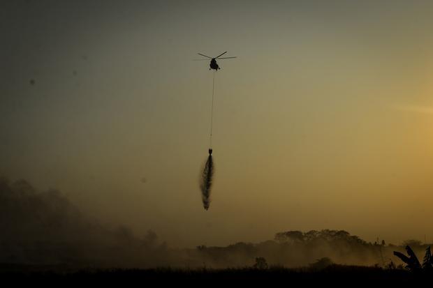 Helikopter MI-8AMT milik Badan Nasional Penanggulangan Bencana (BNPB) menjatuhkan air untuk memadamkan kebakaran sampah di Tempat Pembuangan Akhir (TPA) Jatiwaringin, Kabupaten Tangerang, Banten, Rabu (1/7/2026). BNPB mengerahkan dua unit helikopter pengebom air (water bombing) dengan kapasitas 4.000 liter air yang difokuskan pada puncak sampah yang masih mengeluarkan api dan kepulan asap.