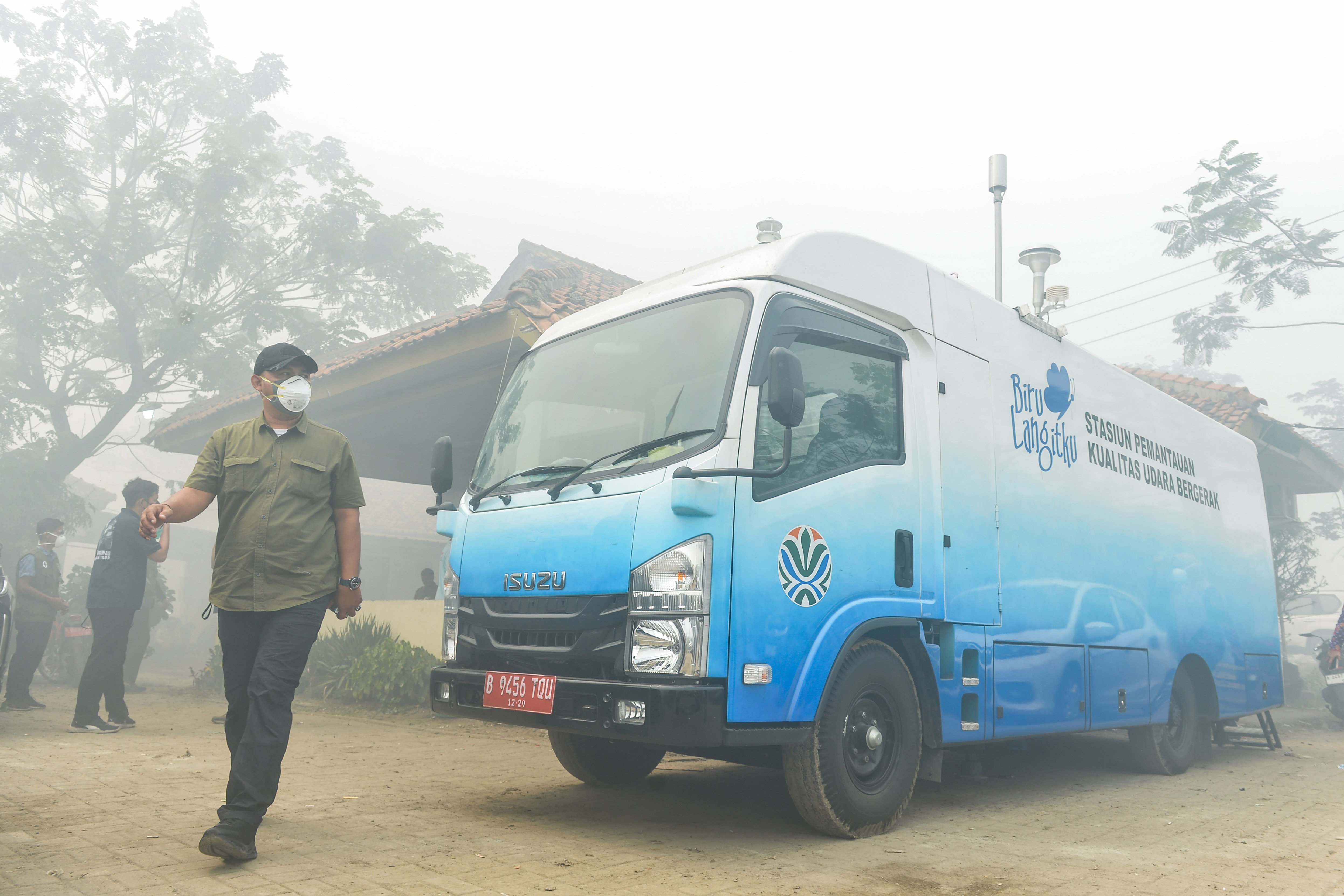 Petugas berjalan di samping mobil Stasiun Pemantauan Kualitas Udara Bergerak di Tempat Pembuangan Akhir (TPA) Jatiwaringin, Kabupaten Tangerang, Banten, Kamis (2/7/2026). Kementerian Lingkungan Hidup mengerahkan Stasiun Pemantauan Kualitas Udara Bergerak untuk mengukur polusi udara yang diakibatkan asap dari kebakaran TPA Jatiwaringin.