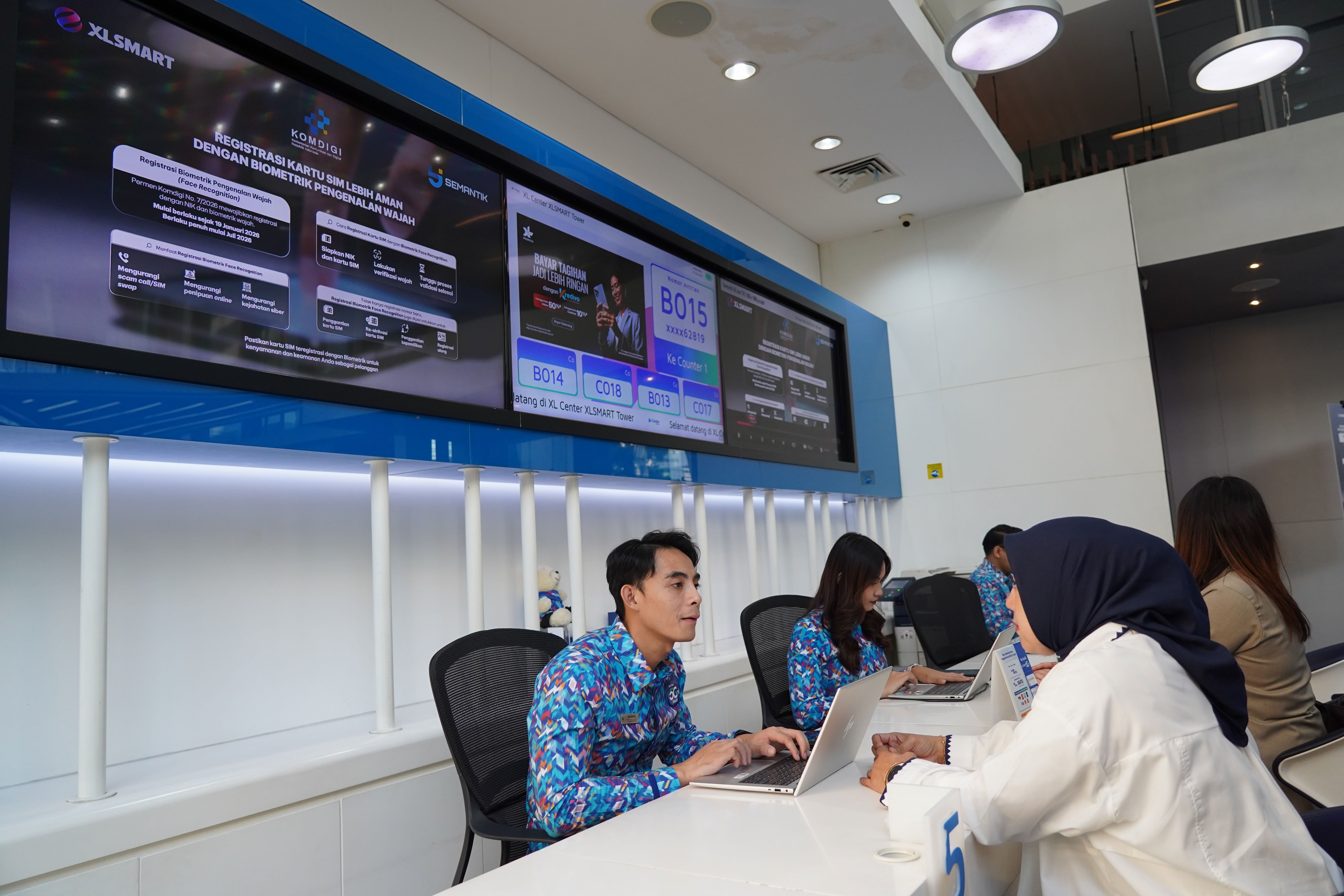 Petugas melayani warga yang mengurus verifikasi kartu SIM baru di kantor operator seluler XL Axiata, Jakarta, Rabu (1/7). Kementerian Komunikasi dan Digital (Komdigi) memberlakukan kebijakan registrasi biometrik menggunakan teknologi pengenalan wajah untuk nomor seluler baru mulai 1 Juli 2026 guna memperkuat perlindungan masyarakat dari penipuan digital dan penyalahgunaan identitas dalam registrasi kartu SIM telepon seluler.