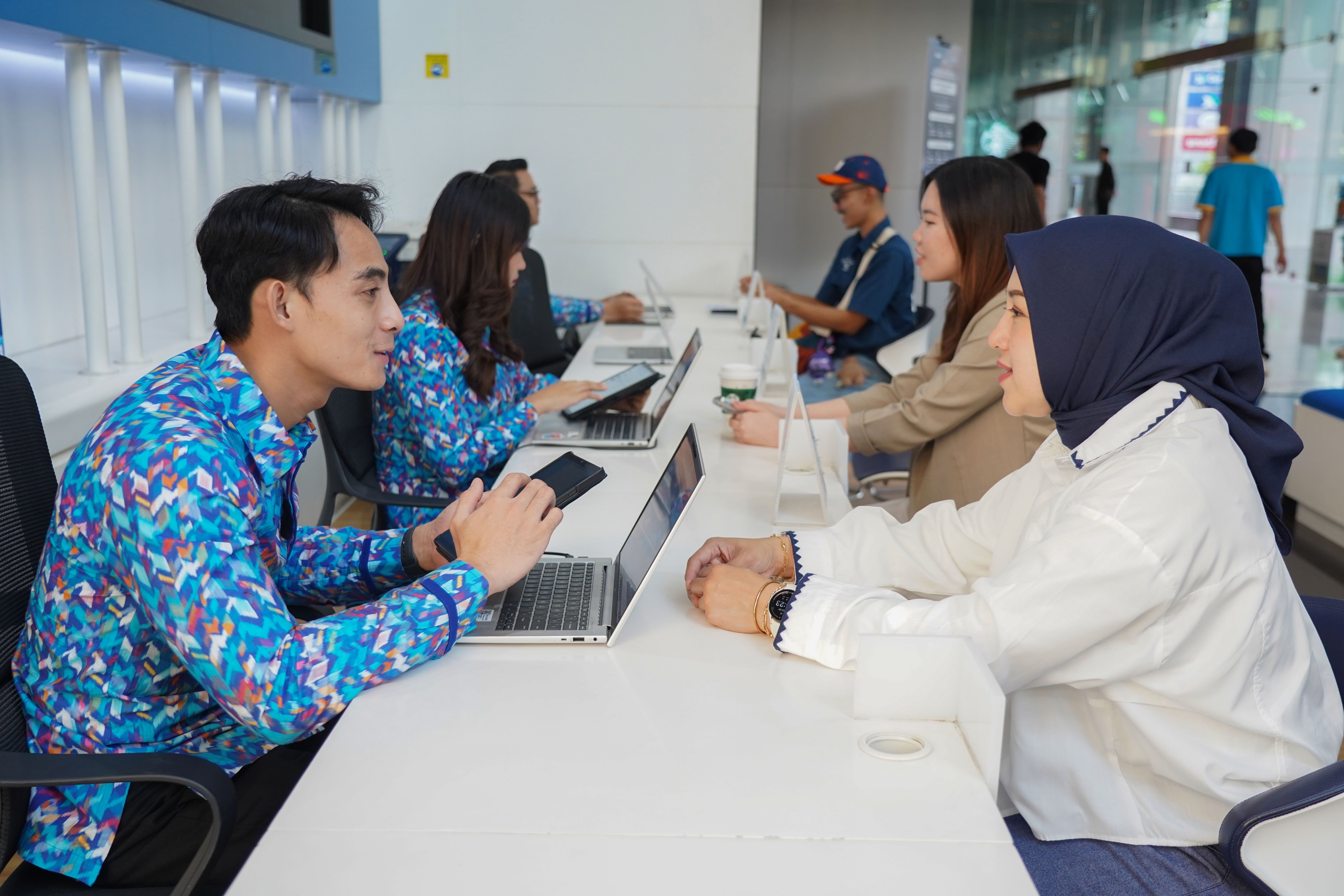 Petugas melayani warga yang mengurus verifikasi kartu SIM baru di kantor operator seluler XL Axiata, Jakarta, Rabu (1/7). Kementerian Komunikasi dan Digital (Komdigi) memberlakukan kebijakan registrasi biometrik menggunakan teknologi pengenalan wajah untuk nomor seluler baru mulai 1 Juli 2026 guna memperkuat perlindungan masyarakat dari penipuan digital dan penyalahgunaan identitas dalam registrasi kartu SIM telepon seluler.