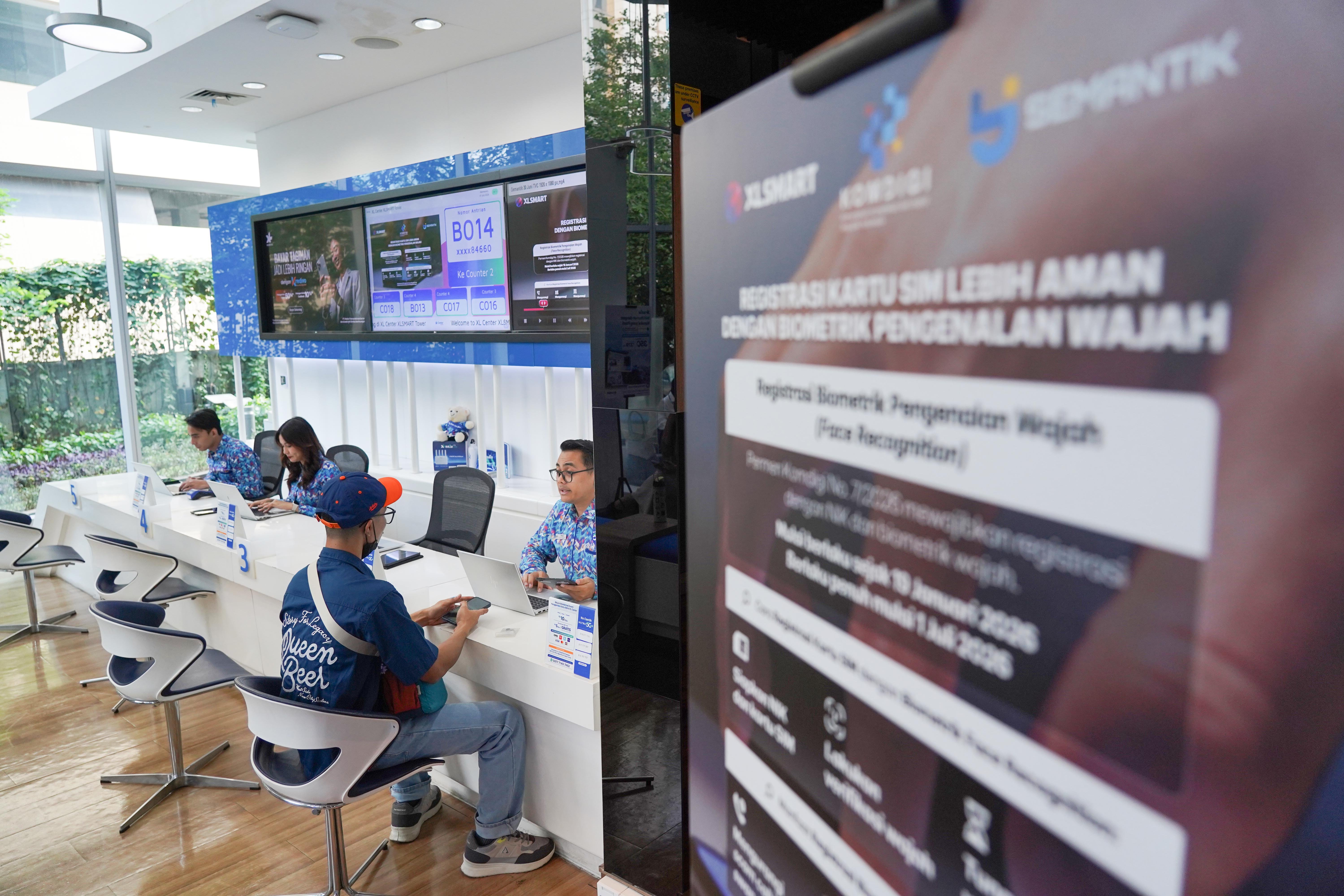 Petugas melayani warga yang mengurus verifikasi kartu SIM baru di kantor operator seluler XL Axiata, Jakarta, Rabu (1/7). Kementerian Komunikasi dan Digital (Komdigi) memberlakukan kebijakan registrasi biometrik menggunakan teknologi pengenalan wajah untuk nomor seluler baru mulai 1 Juli 2026 guna memperkuat perlindungan masyarakat dari penipuan digital dan penyalahgunaan identitas dalam registrasi kartu SIM telepon seluler.