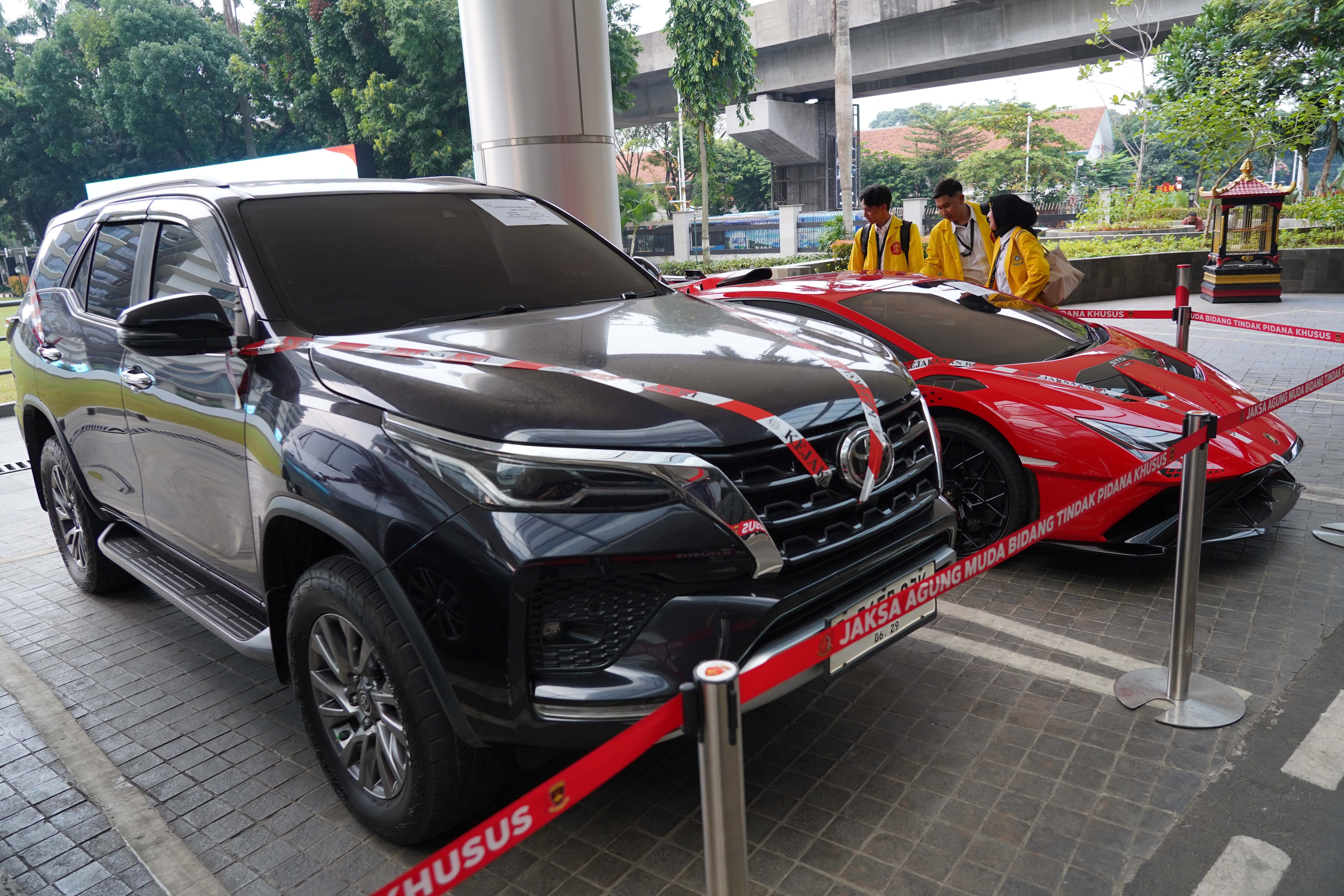 Mahasiswa melihat mobil yang disita penyidik Jaksa Agung Muda Bidang Tindak Pidana Khusus di Kejaksaan Agung, Jakarta, Jumat (3/7/2026). Kejaksaan Agung menyita sejumlah aset berupa mobil Lamborghini, Toyota Camry, Toyota Fortuner VRZ, ekskavator hingga kavling tanah milik SDT atau Sudianto alias Aseng selaku tersangka dalam kasus dugaan korupsi penyimpangan tata kelola Izin Usaha Pertambangan Bauksit periode 2017-2025.