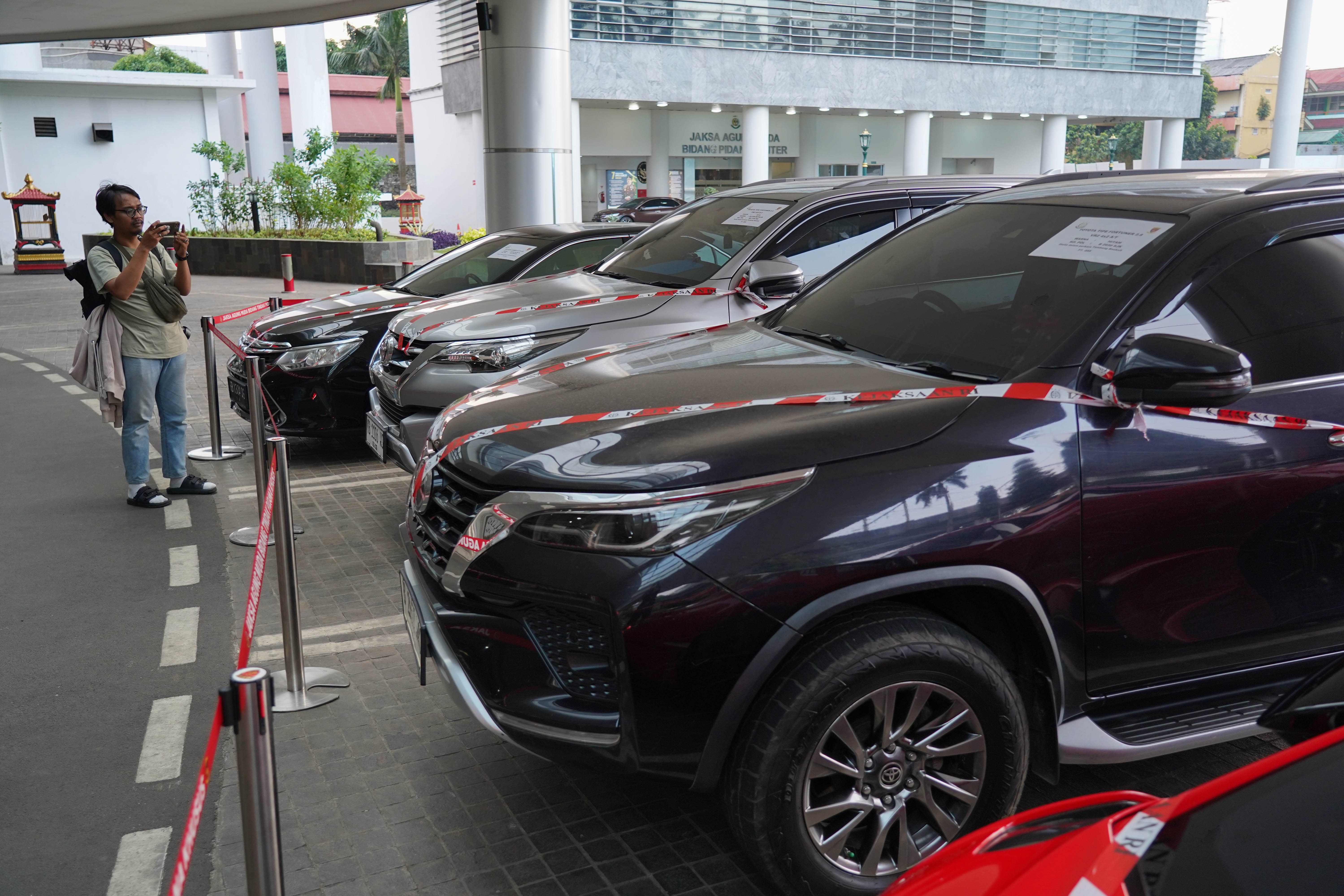 Wartawan memotret mobil yang disita penyidik Jaksa Agung Muda Bidang Tindak Pidana Khusus di Kejaksaan Agung, Jakarta, Jumat (3/7/2026). Kejaksaan Agung menyita sejumlah aset berupa mobil Lamborghini, Toyota Camry, Toyota Fortuner VRZ, ekskavator hingga kavling tanah milik SDT atau Sudianto alias Aseng selaku tersangka dalam kasus dugaan korupsi penyimpangan tata kelola Izin Usaha Pertambangan Bauksit periode 2017-2025.