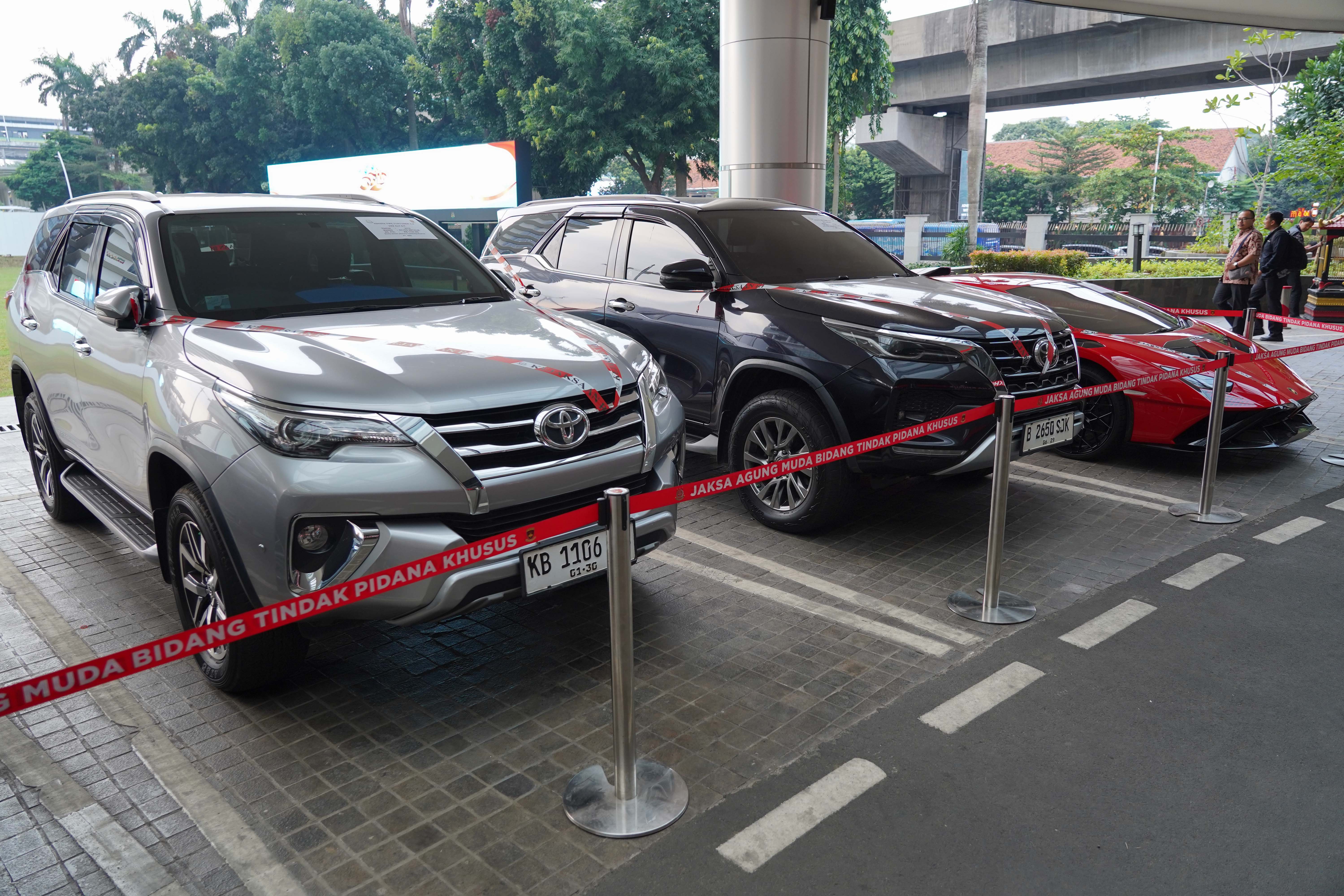 Pekerja melihat mobil yang disita penyidik Jaksa Agung Muda Bidang Tindak Pidana Khusus di Kejaksaan Agung, Jakarta, Jumat (3/7/2026). Kejaksaan Agung menyita sejumlah aset berupa mobil Lamborghini, Toyota Camry, Toyota Fortuner VRZ, ekskavator hingga kavling tanah milik SDT atau Sudianto alias Aseng selaku tersangka dalam kasus dugaan korupsi penyimpangan tata kelola Izin Usaha Pertambangan Bauksit periode 2017-2025.