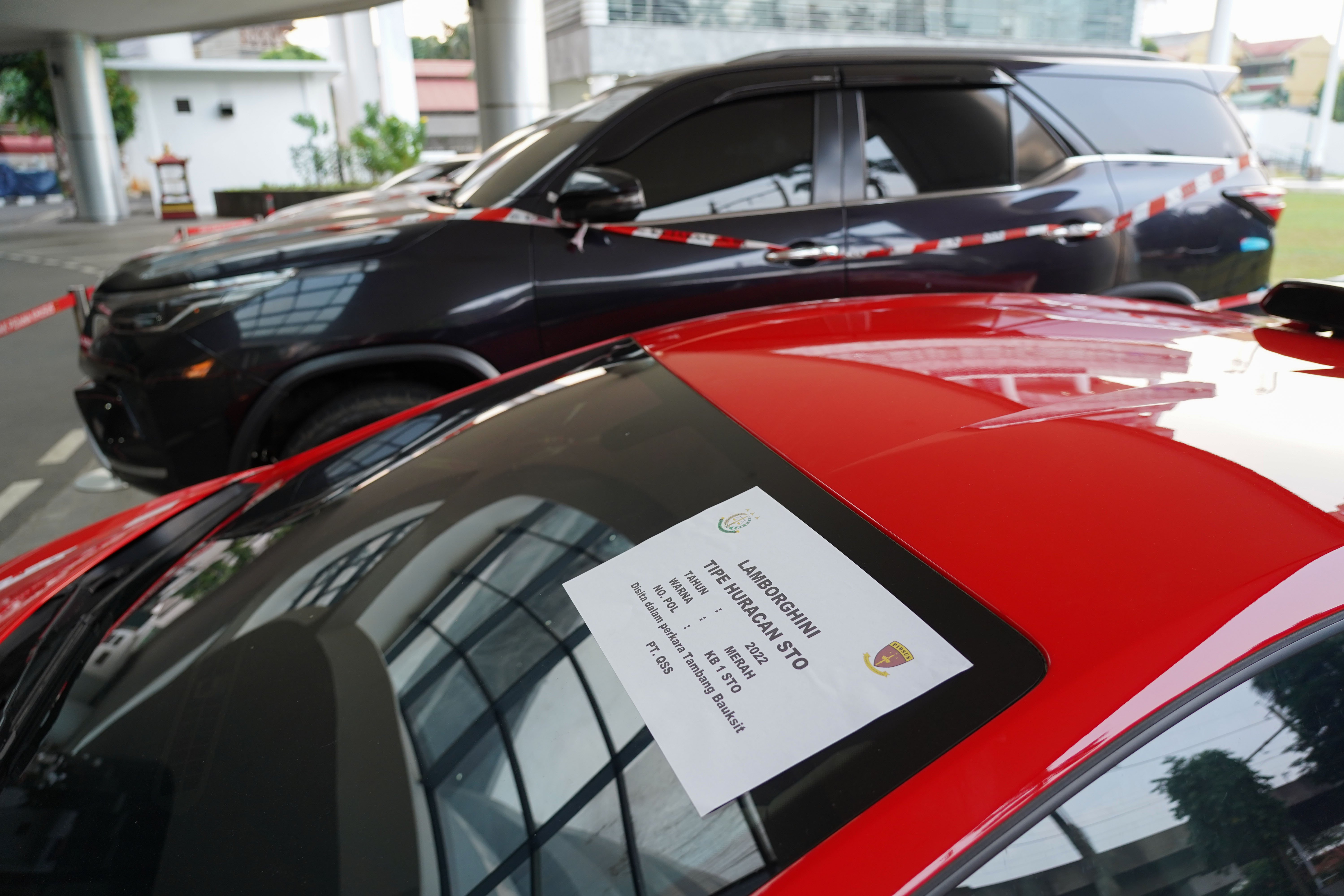 Sejumlah mobil yang disita penyidik Jaksa Agung Muda Bidang Tindak Pidana Khusus di Kejaksaan Agung, Jakarta, Jumat (3/7/2026). Kejaksaan Agung menyita sejumlah aset berupa mobil Lamborghini, Toyota Camry, Toyota Fortuner VRZ, ekskavator hingga kavling tanah milik SDT atau Sudianto alias Aseng selaku tersangka dalam kasus dugaan korupsi penyimpangan tata kelola Izin Usaha Pertambangan Bauksit periode 2017-2025.