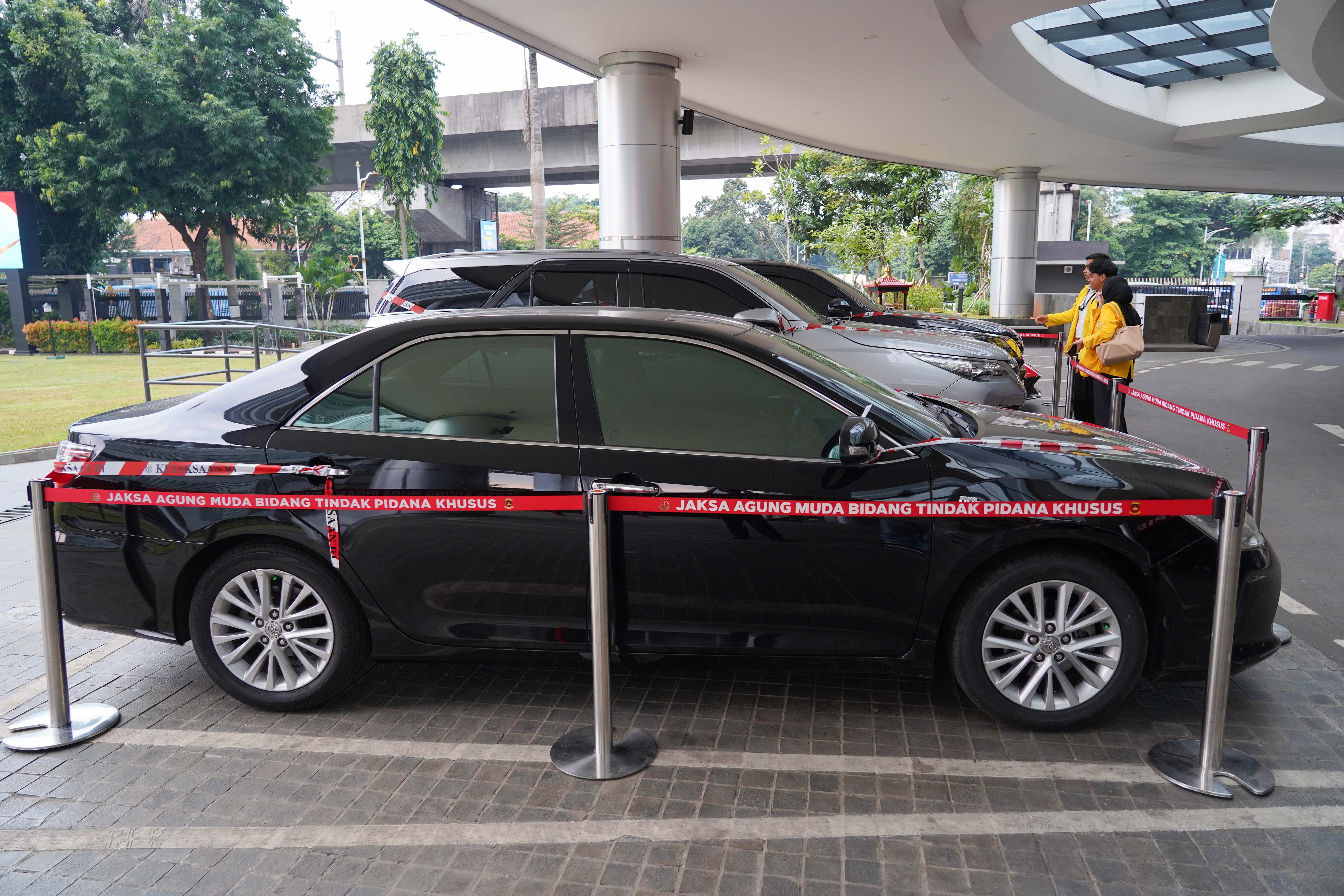 Mahasiswa melihat mobil yang disita penyidik Jaksa Agung Muda Bidang Tindak Pidana Khusus di Kejaksaan Agung, Jakarta, Jumat (3/7/2026). Kejaksaan Agung menyita sejumlah aset berupa mobil Lamborghini, Toyota Camry, Toyota Fortuner VRZ, ekskavator hingga kavling tanah milik SDT atau Sudianto alias Aseng selaku tersangka dalam kasus dugaan korupsi penyimpangan tata kelola Izin Usaha Pertambangan Bauksit periode 2017-2025.