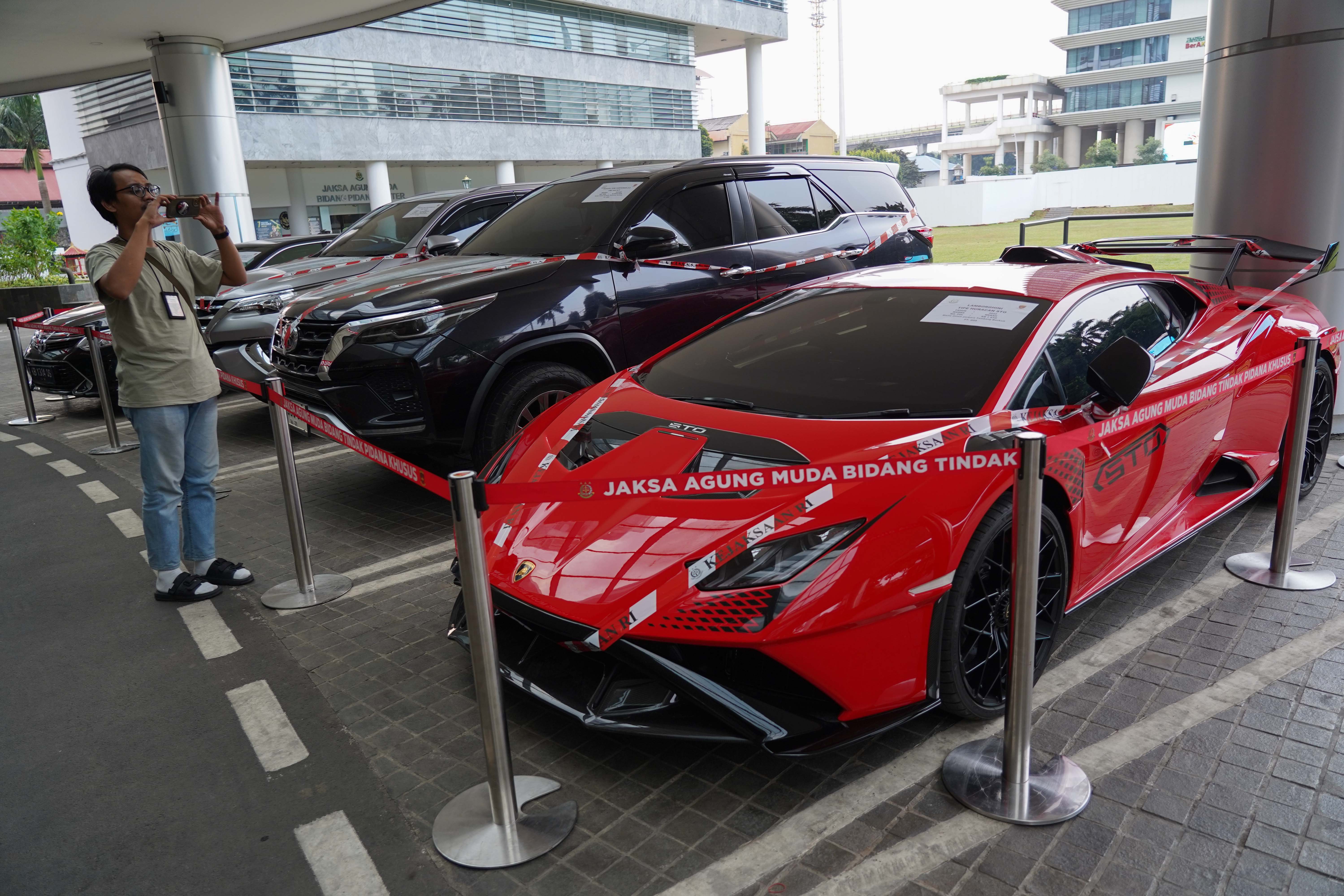 Wartawan memotret mobil yang disita penyidik Jaksa Agung Muda Bidang Tindak Pidana Khusus di Kejaksaan Agung, Jakarta, Jumat (3/7/2026). Kejaksaan Agung menyita sejumlah aset berupa mobil Lamborghini, Toyota Camry, Toyota Fortuner VRZ, ekskavator hingga kavling tanah milik SDT atau Sudianto alias Aseng selaku tersangka dalam kasus dugaan korupsi penyimpangan tata kelola Izin Usaha Pertambangan Bauksit periode 2017-2025.