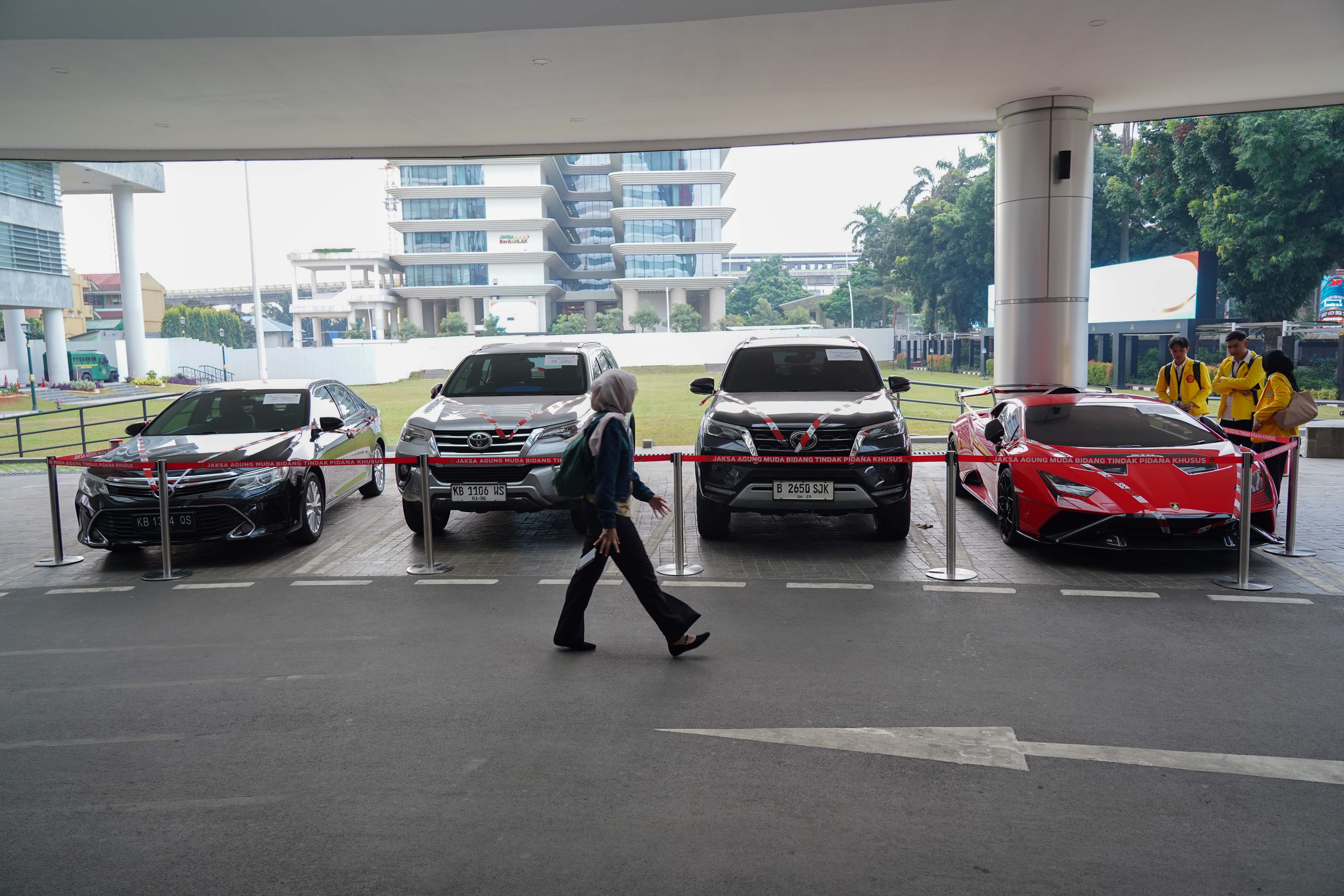 Pekerja melihat mobil yang disita penyidik Jaksa Agung Muda Bidang Tindak Pidana Khusus di Kejaksaan Agung, Jakarta, Jumat (3/7/2026). Kejaksaan Agung menyita sejumlah aset berupa mobil Lamborghini, Toyota Camry, Toyota Fortuner VRZ, ekskavator hingga kavling tanah milik SDT atau Sudianto alias Aseng selaku tersangka dalam kasus dugaan korupsi penyimpangan tata kelola Izin Usaha Pertambangan Bauksit periode 2017-2025.