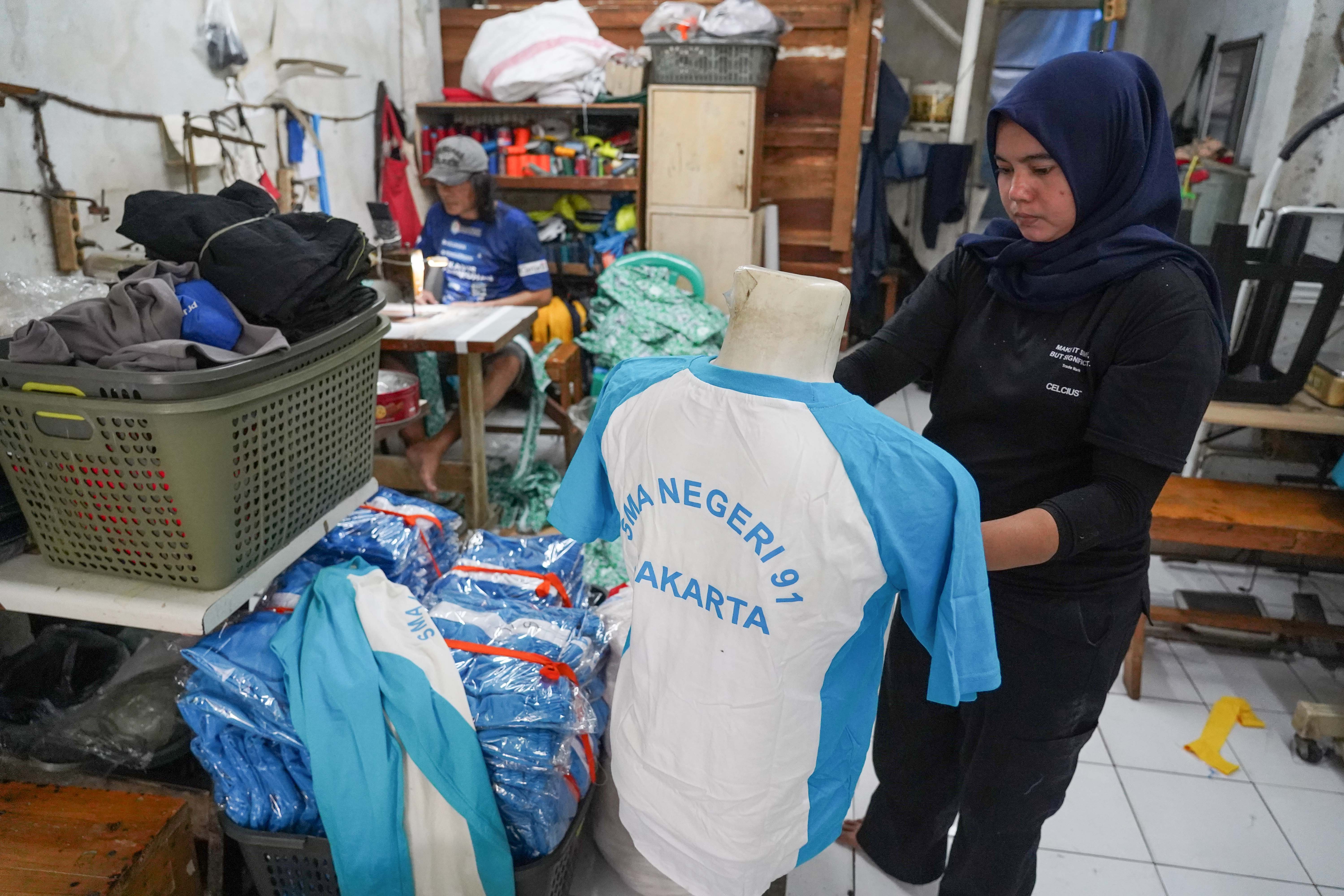 Pekerja menyelesaikan pembuatan seragam sekolah di Andor Apparel, Jalan Busana 3, Penggilingan, Cakung, Jakarta Timur, Jumat (3/7/2026). Menjelang tahun ajaran baru 2026/2027 usaha konveksi tersebut memproduksi pesanan seragam sekolah sebanyak 1.000 pcs mulai dari baju batik dan olahraga hingga atribut seperti topi, dasi dan gesper.