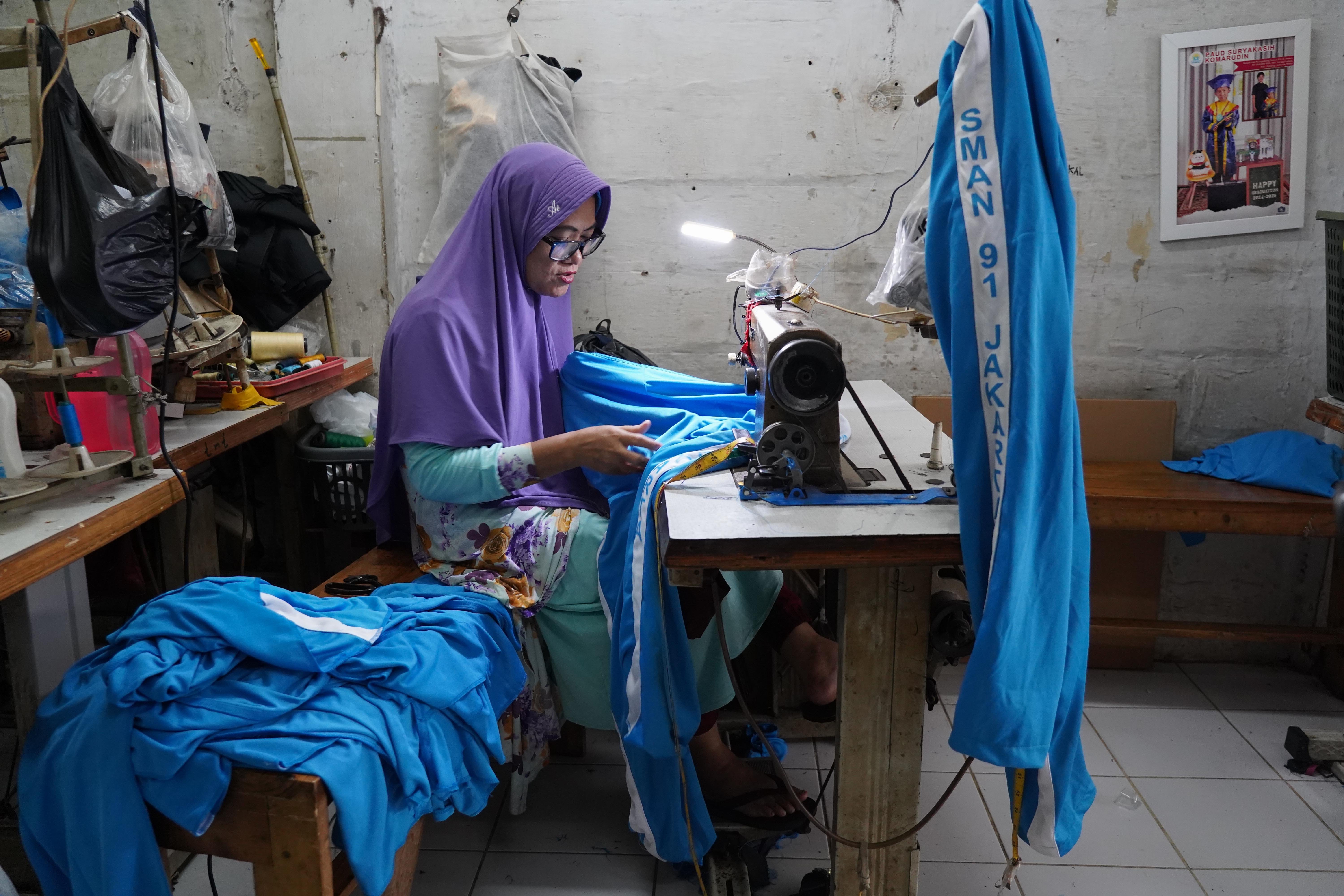 Pekerja menyelesaikan pembuatan seragam sekolah di Andor Apparel, Jalan Busana 3, Penggilingan, Cakung, Jakarta Timur, Jumat (3/7/2026). Menjelang tahun ajaran baru 2026/2027 usaha konveksi tersebut memproduksi pesanan seragam sekolah sebanyak 1.000 pcs mulai dari baju batik dan olahraga hingga atribut seperti topi, dasi dan gesper.