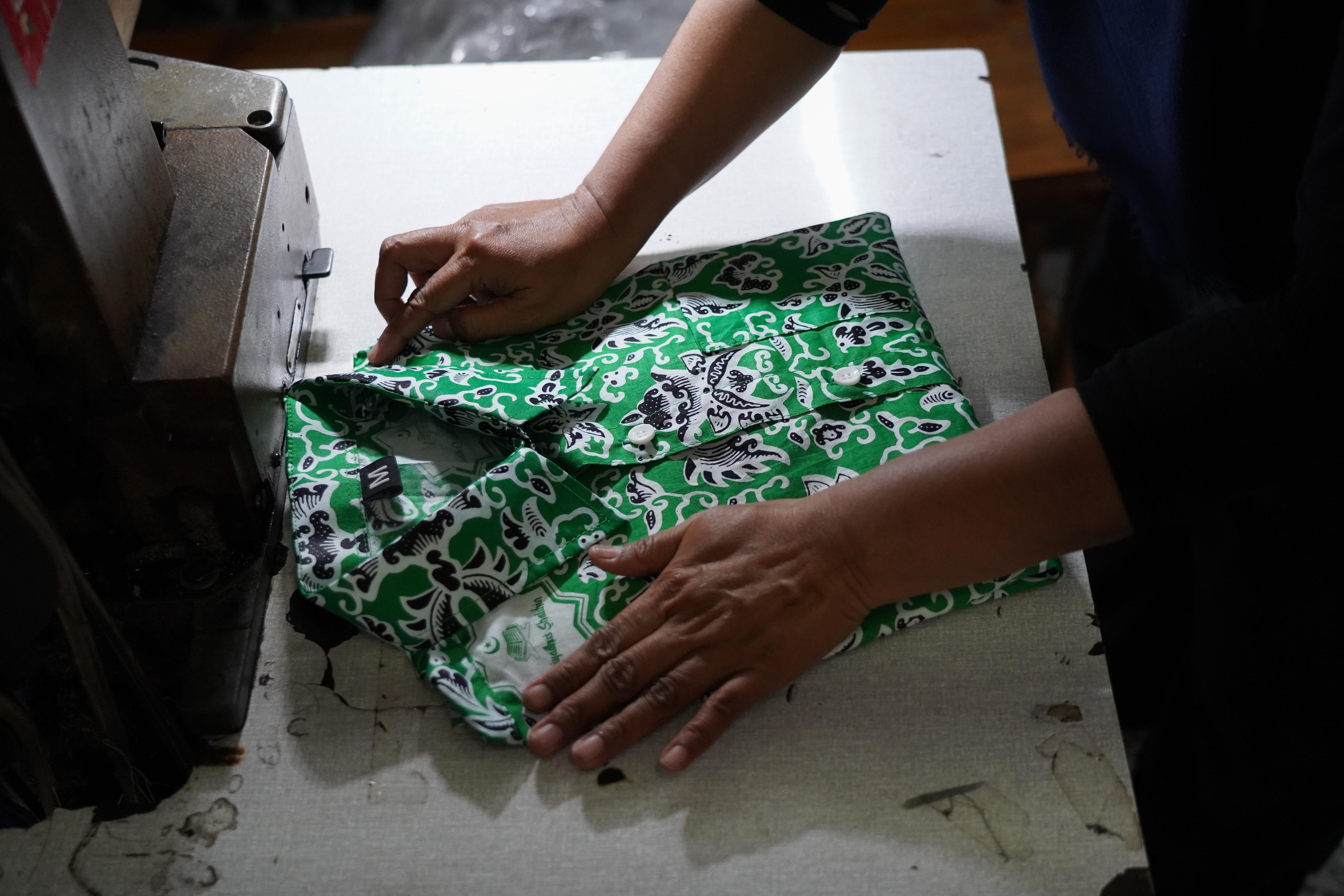 Pekerja menyelesaikan pembuatan seragam sekolah di Andor Apparel, Jalan Busana 3, Penggilingan, Cakung, Jakarta Timur, Jumat (3/7/2026). Menjelang tahun ajaran baru 2026/2027 usaha konveksi tersebut memproduksi pesanan seragam sekolah sebanyak 1.000 pcs mulai dari baju batik dan olahraga hingga atribut seperti topi, dasi dan gesper.