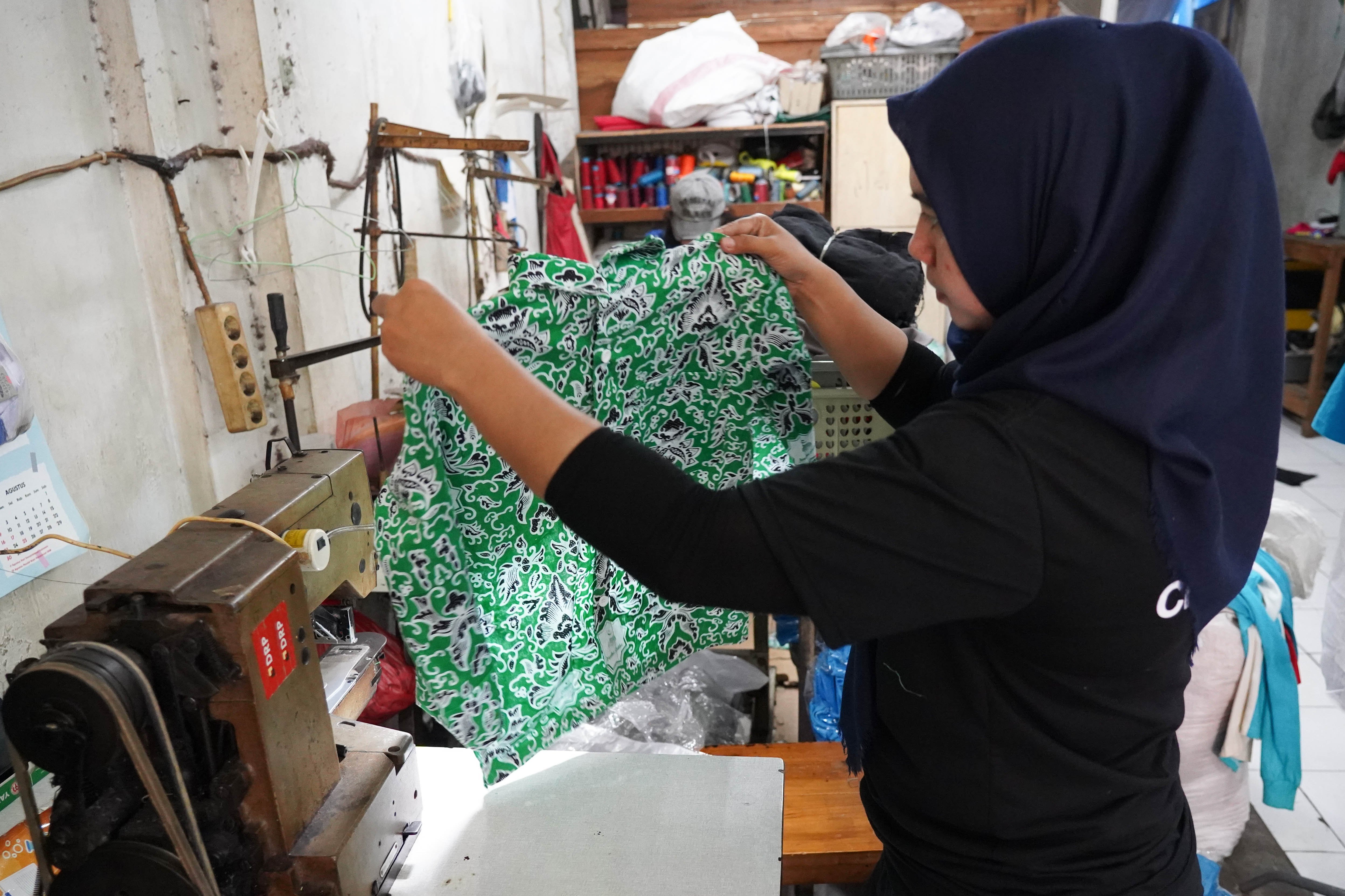 Pekerja menyelesaikan pembuatan seragam sekolah di Andor Apparel, Jalan Busana 3, Penggilingan, Cakung, Jakarta Timur, Jumat (3/7/2026). Menjelang tahun ajaran baru 2026/2027 usaha konveksi tersebut memproduksi pesanan seragam sekolah sebanyak 1.000 pcs mulai dari baju batik dan olahraga hingga atribut seperti topi, dasi dan gesper.