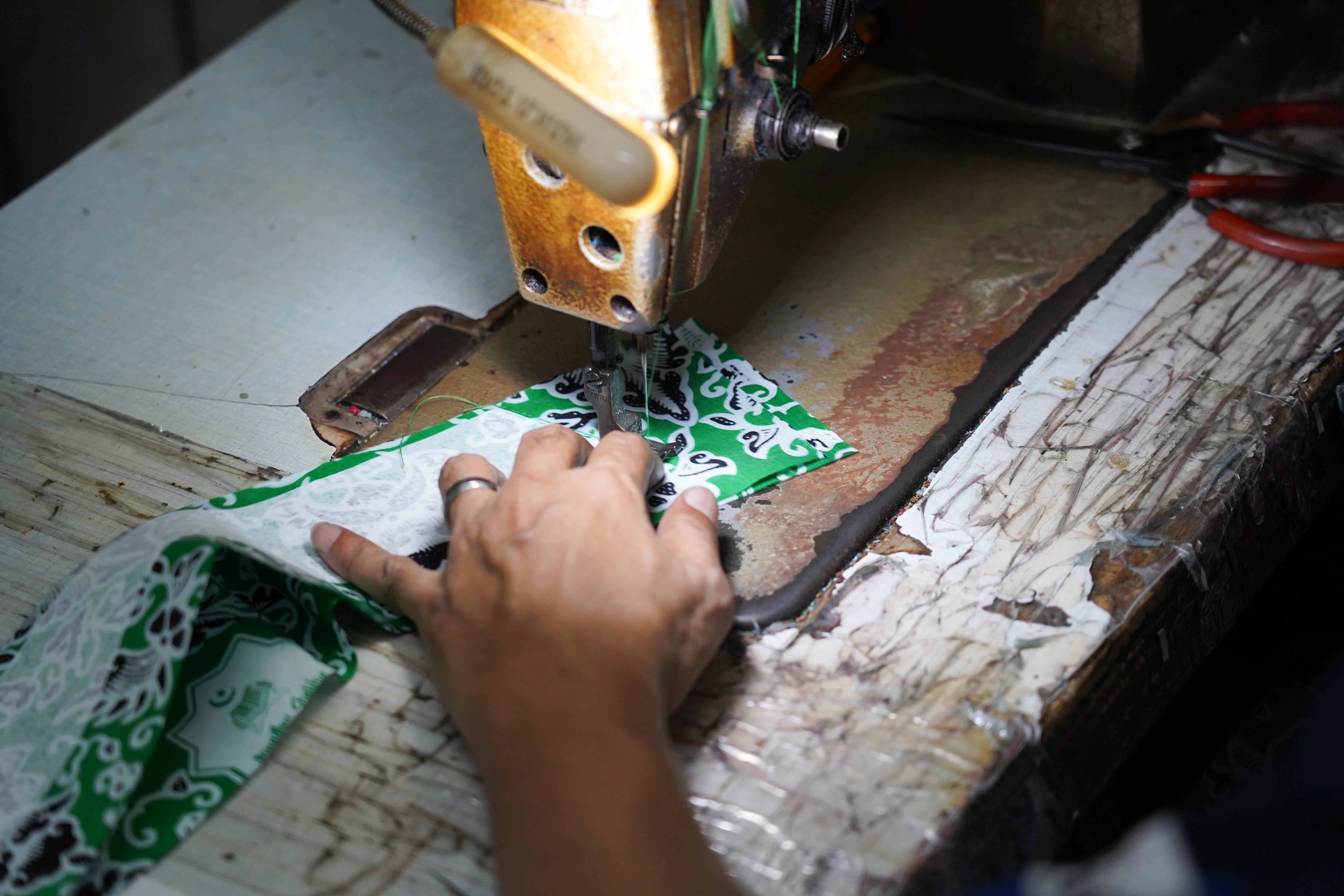 Pekerja menyelesaikan pembuatan seragam sekolah di Andor Apparel, Jalan Busana 3, Penggilingan, Cakung, Jakarta Timur, Jumat (3/7/2026). Menjelang tahun ajaran baru 2026/2027 usaha konveksi tersebut memproduksi pesanan seragam sekolah sebanyak 1.000 pcs mulai dari baju batik dan olahraga hingga atribut seperti topi, dasi dan gesper.