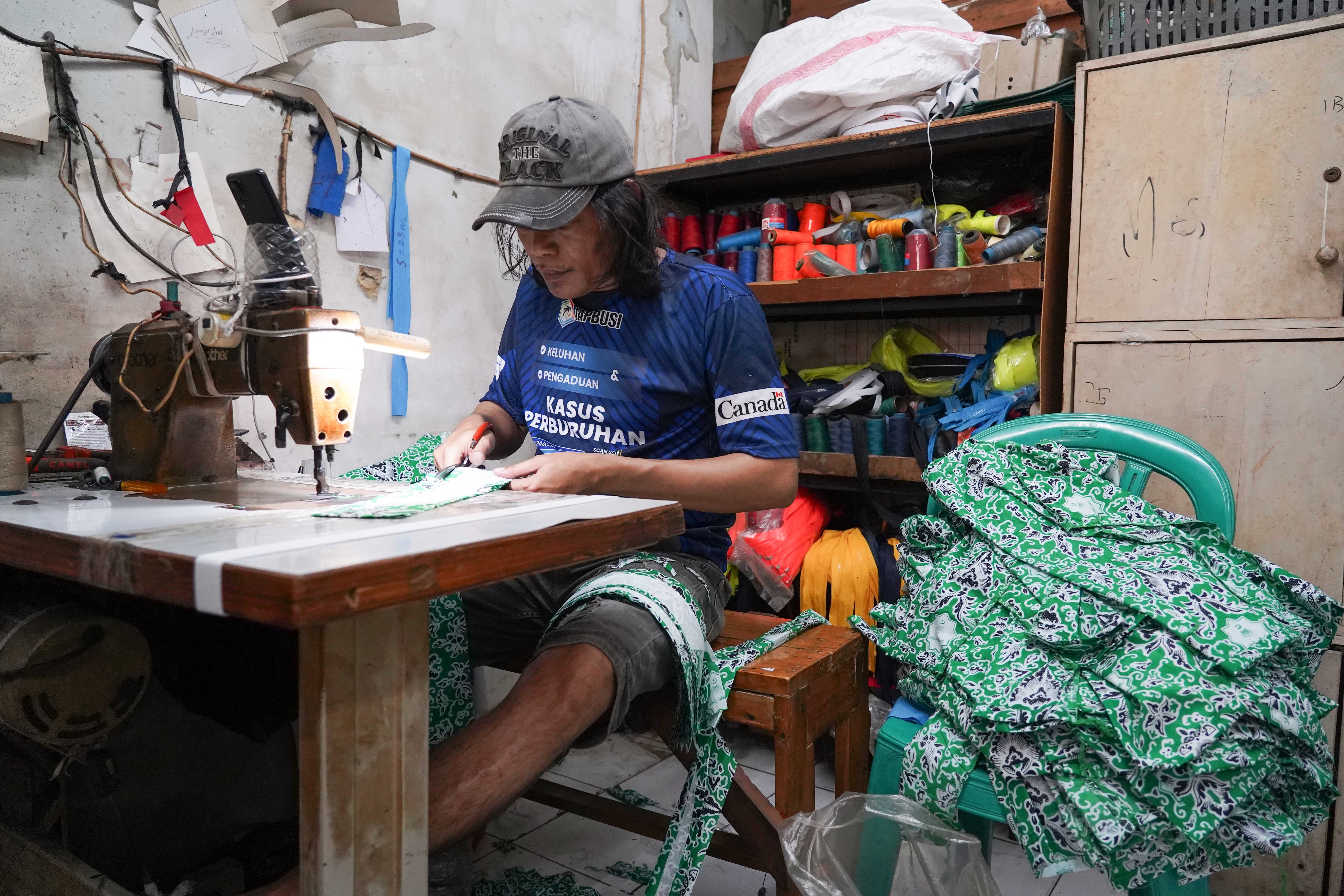Pekerja menyelesaikan pembuatan seragam sekolah di Andor Apparel, Jalan Busana 3, Penggilingan, Cakung, Jakarta Timur, Jumat (3/7/2026). Menjelang tahun ajaran baru 2026/2027 usaha konveksi tersebut memproduksi pesanan seragam sekolah sebanyak 1.000 pcs mulai dari baju batik dan olahraga hingga atribut seperti topi, dasi dan gesper.