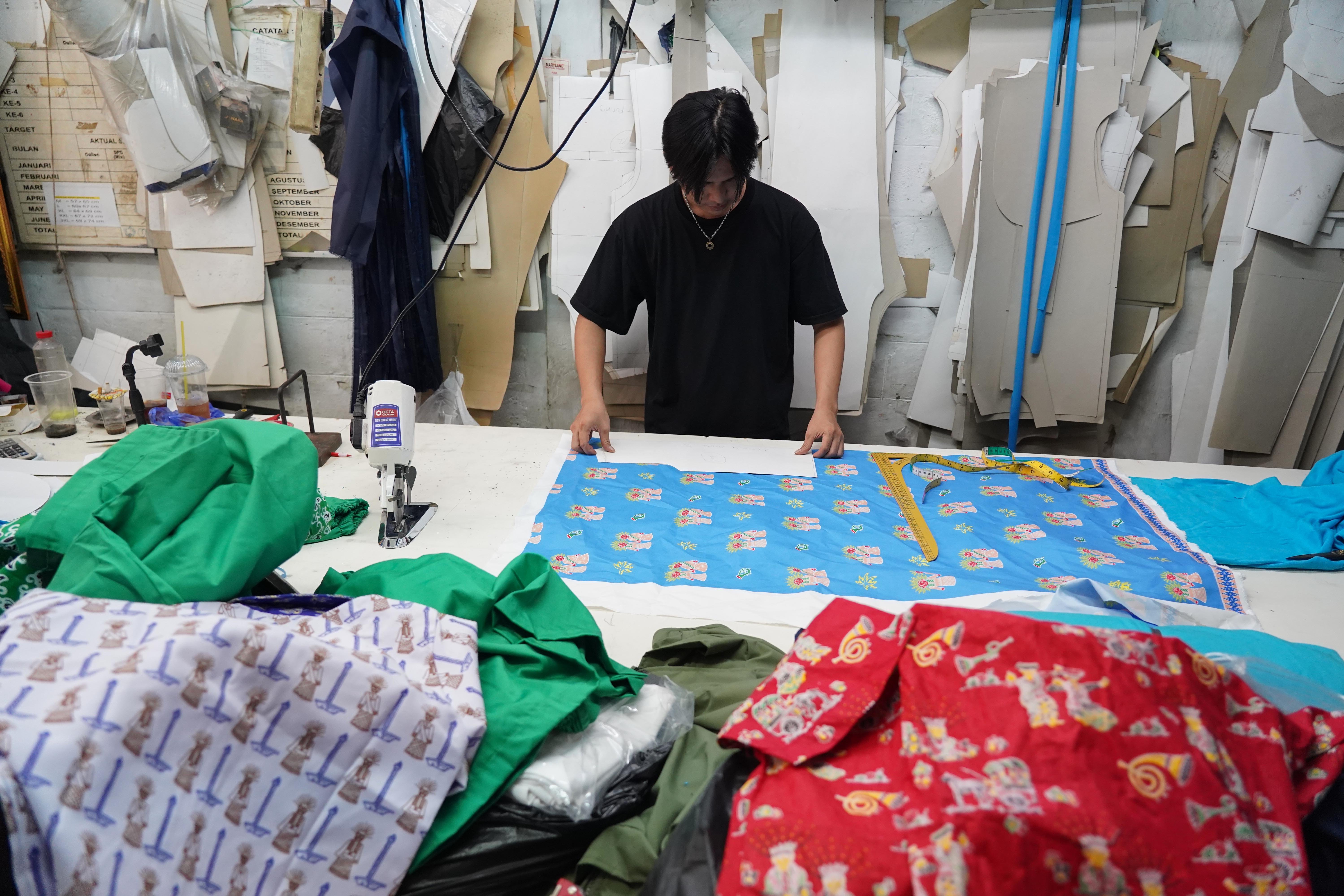 Pekerja menyelesaikan pembuatan seragam sekolah di Andor Apparel, Jalan Busana 3, Penggilingan, Cakung, Jakarta Timur, Jumat (3/7/2026). Menjelang tahun ajaran baru 2026/2027 usaha konveksi tersebut memproduksi pesanan seragam sekolah sebanyak 1.000 pcs mulai dari baju batik dan olahraga hingga atribut seperti topi, dasi dan gesper.