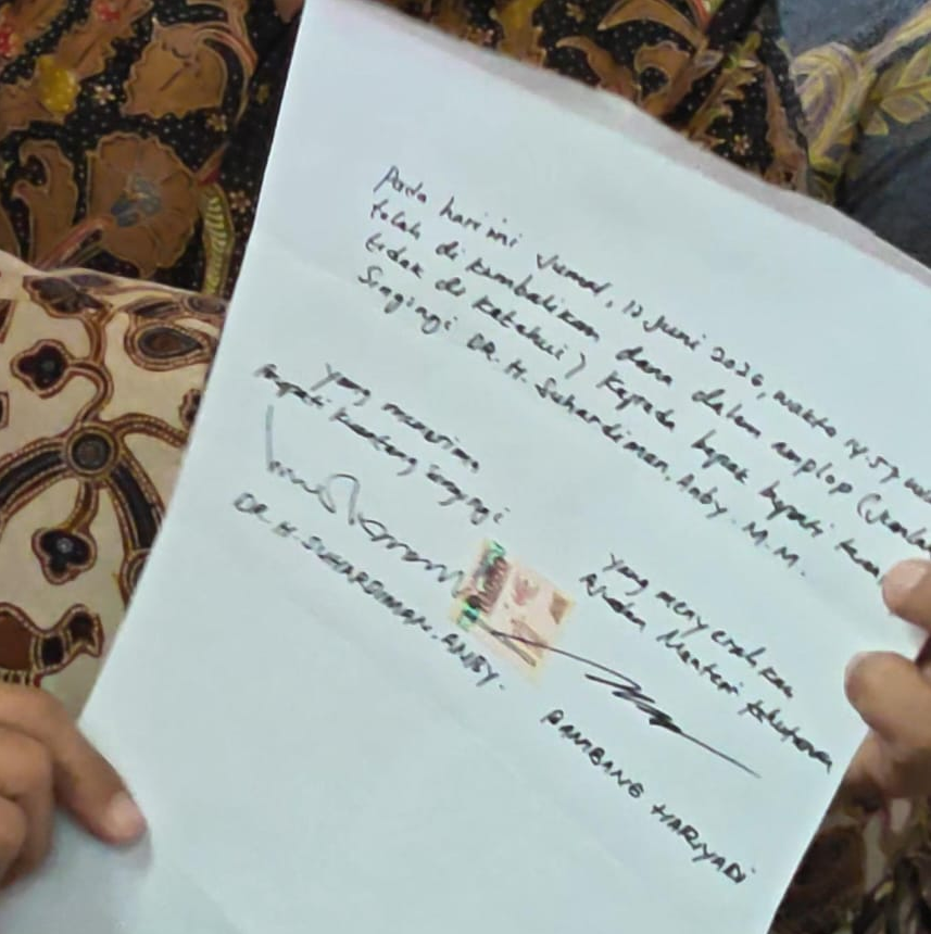 Menteri Kehutanan Raja Juli Antoni memperlihatkan surat tanda pengembalian amplop kepada Bupati Kuansing