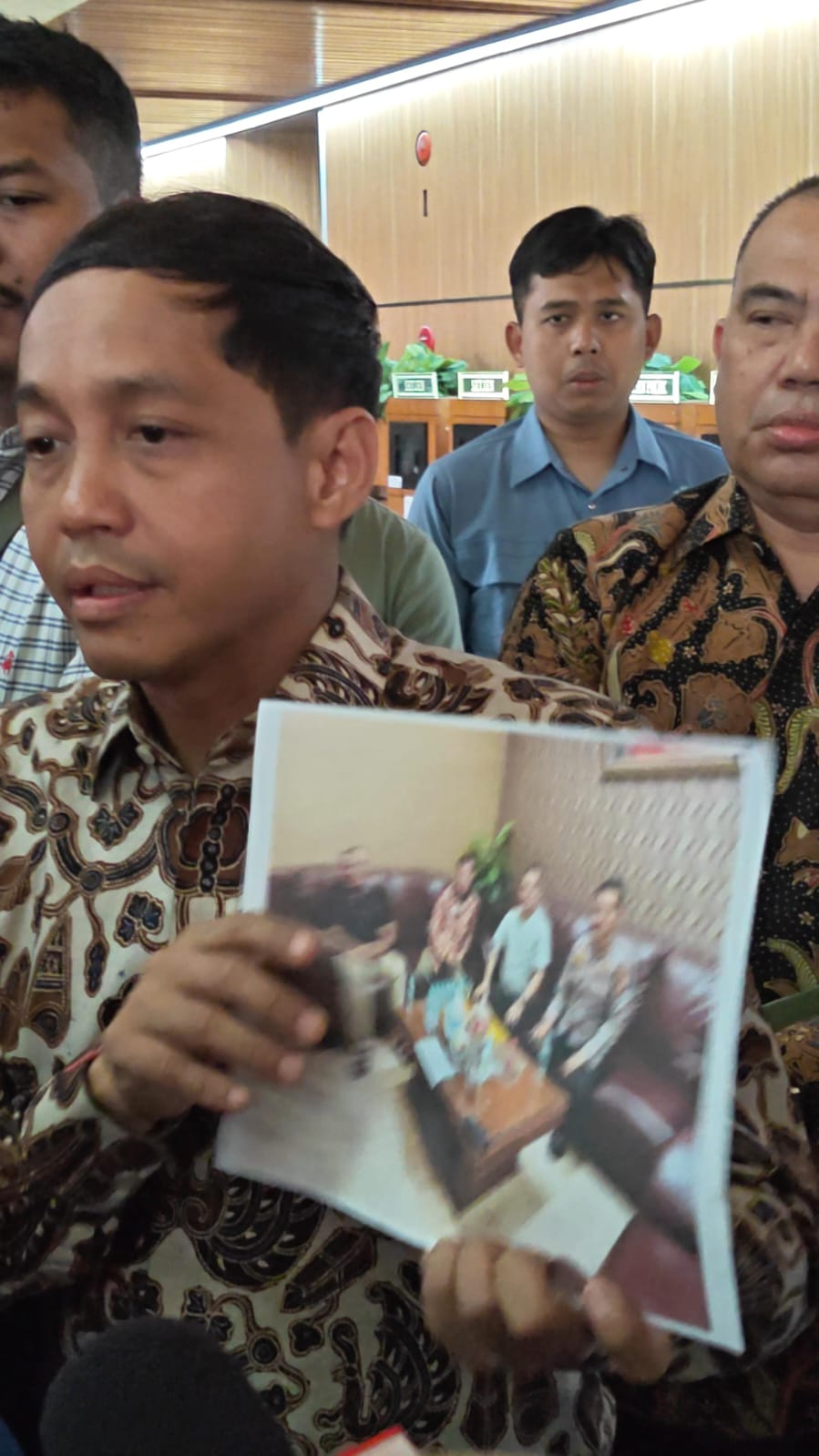 Menteri Kehutanan Raja Juli Antoni saat Konferensi Pers di Jakarta, Jumat (3/7)