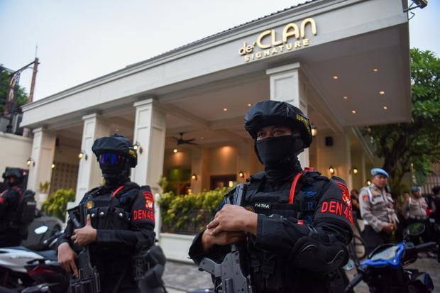 Personel Brimob berjaga di depan salah satu kafe saat berlangsungnya penggeledahan di kawasan Cipete, Jakarta, Rabu (8/7/2026). Tim Kortas Tipikor Polri dan Polda Metro Jaya menggeledah kafe dan money changer di kawasan Cipete, Jakarta Selatan untuk penyidikan dugaan kasus korupsi pasokan batu bara yang melibatkan PT PLN (Persero), PT Asabri (Persero), dan PT Krakatau Steel.