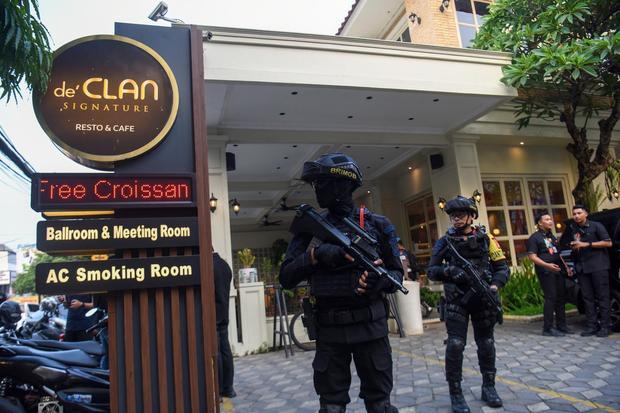 Personel Brimob berjaga di depan salah satu kafe saat berlangsungnya penggeledahan di kawasan Cipete, Jakarta, Rabu (8/7/2026). Tim Kortas Tipikor Polri dan Polda Metro Jaya menggeledah kafe dan money changer di kawasan Cipete, Jakarta Selatan, untuk penyidikan dugaan kasus korupsi pasokan batu bara yang melibatkan PT PLN (Persero), PT Asabri (Persero), dan PT Krakatau Steel.