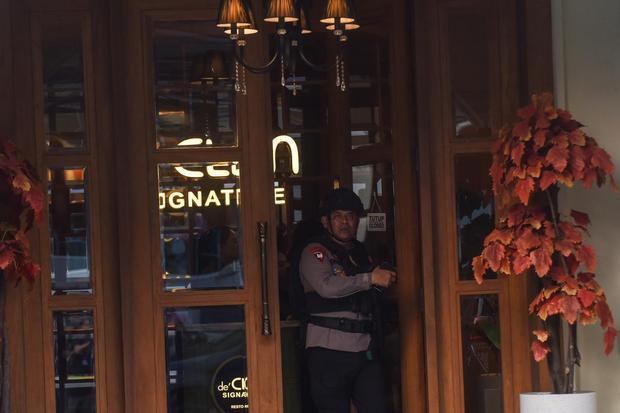 Personel Brimob keluar dari salah satu kafe saat berlangsungnya penggeledahan di kawasan Cipete, Jakarta, Rabu (8/7/2026). Tim Kortas Tipikor Polri dan Polda Metro Jaya menggeledah kafe dan money changer di kawasan Cipete, Jakarta Selatan untuk penyidikan dugaan kasus korupsi pasokan batu bara yang melibatkan PT PLN (Persero), PT Asabri (Persero), dan PT Krakatau Steel.