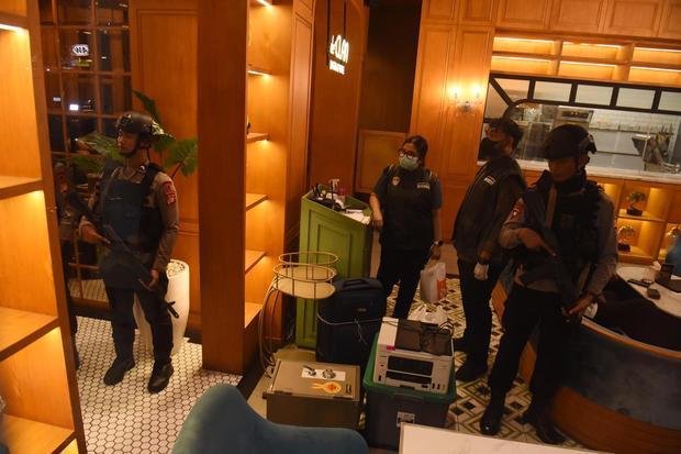 Tim gabungan Polri berada di dekat barang bukti usai menggeledah salah satu kafe di kawasan Cipete, Jakarta, Rabu (8/7/2026). Tim Kortas Tipidkor Polri dan Polda Metro Jaya menyita barang bukti sejumlah koper dan brankas usai penggeledahan terkait penyidikan dugaan kasus korupsi pasokan batu bara yang melibatkan PT PLN (Persero), PT Asabri (Persero) dan PT Krakatau Steel.