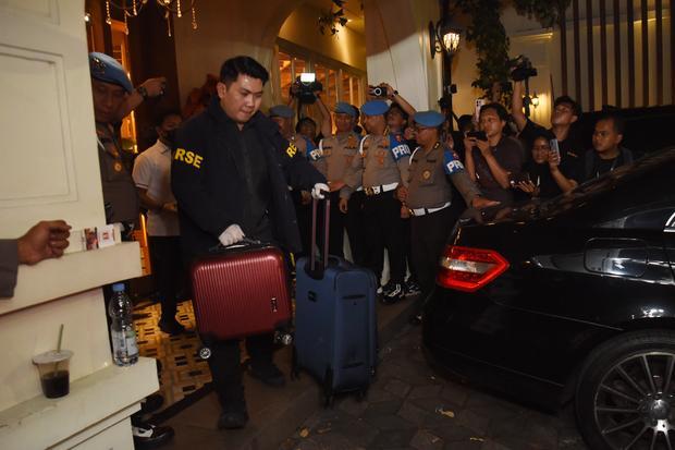 Tim gabungan Polri membawa barang bukti usai menggeledah salah satu kafe di kawasan Cipete, Jakarta, Rabu (8/7/2026). Tim Kortas Tipidkor Polri dan Polda Metro Jaya menyita barang bukti sejumlah koper dan brankas usai penggeledahan terkait penyidikan dugaan kasus korupsi pasokan batu bara yang melibatkan PT PLN (Persero), PT Asabri (Persero) dan PT Krakatau Steel.