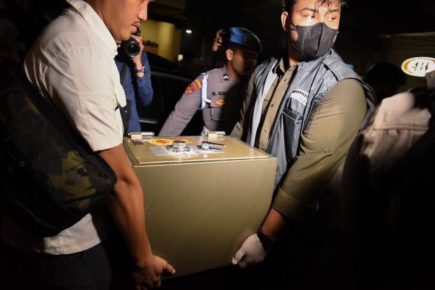 Tim gabungan Polri membawa barang bukti brankas usai menggeledah salah satu kafe di kawasan Cipete, Jakarta, Rabu (8/7/2026). Tim Kortas Tipidkor Polri dan Polda Metro Jaya menyita barang bukti sejumlah koper dan brankas usai penggeledahan terkait penyidikan dugaan kasus korupsi pasokan batu bara yang melibatkan PT PLN (Persero), PT Asabri (Persero) dan PT Krakatau Steel.