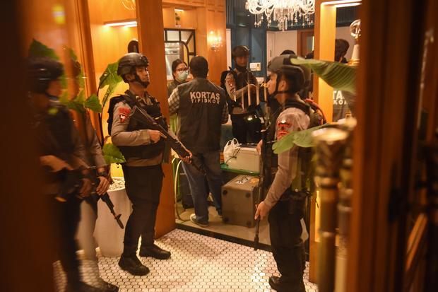Tim gabungan Polri berada di dekat barang bukti usai menggeledah salah satu kafe di kawasan Cipete, Jakarta, Rabu (8/7/2026). Tim Kortas Tipidkor Polri dan Polda Metro Jaya menyita barang bukti sejumlah koper dan brankas usai penggeledahan terkait penyidikan dugaan kasus korupsi pasokan batu bara yang melibatkan PT PLN (Persero), PT Asabri (Persero) dan PT Krakatau Steel.