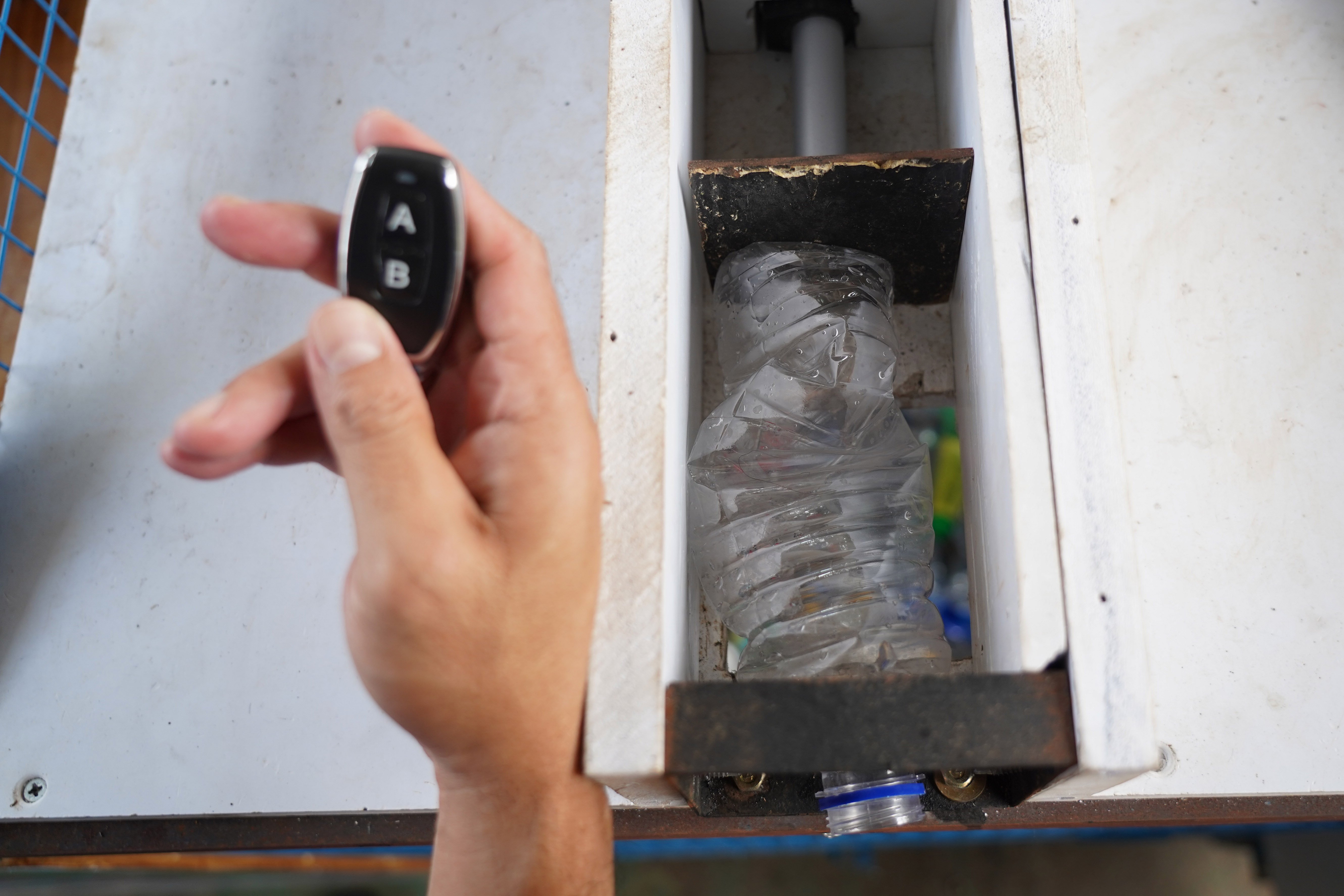 Warga memadatkan botol plastik bekas menggunakan mesin Smart Geprek di kawasan RT 11/RW 07, Gandaria Utara, Kebayoran Baru, Jakarta Selatan, Rabu (8/7/2026). Mesin yang dibuat secara mandiri oleh warga di lingkungan tersebut digunakan untuk memadatkan botol plastik dan kaleng bekas sehingga dapat mengurangi sampah langsung dari sumbernya.