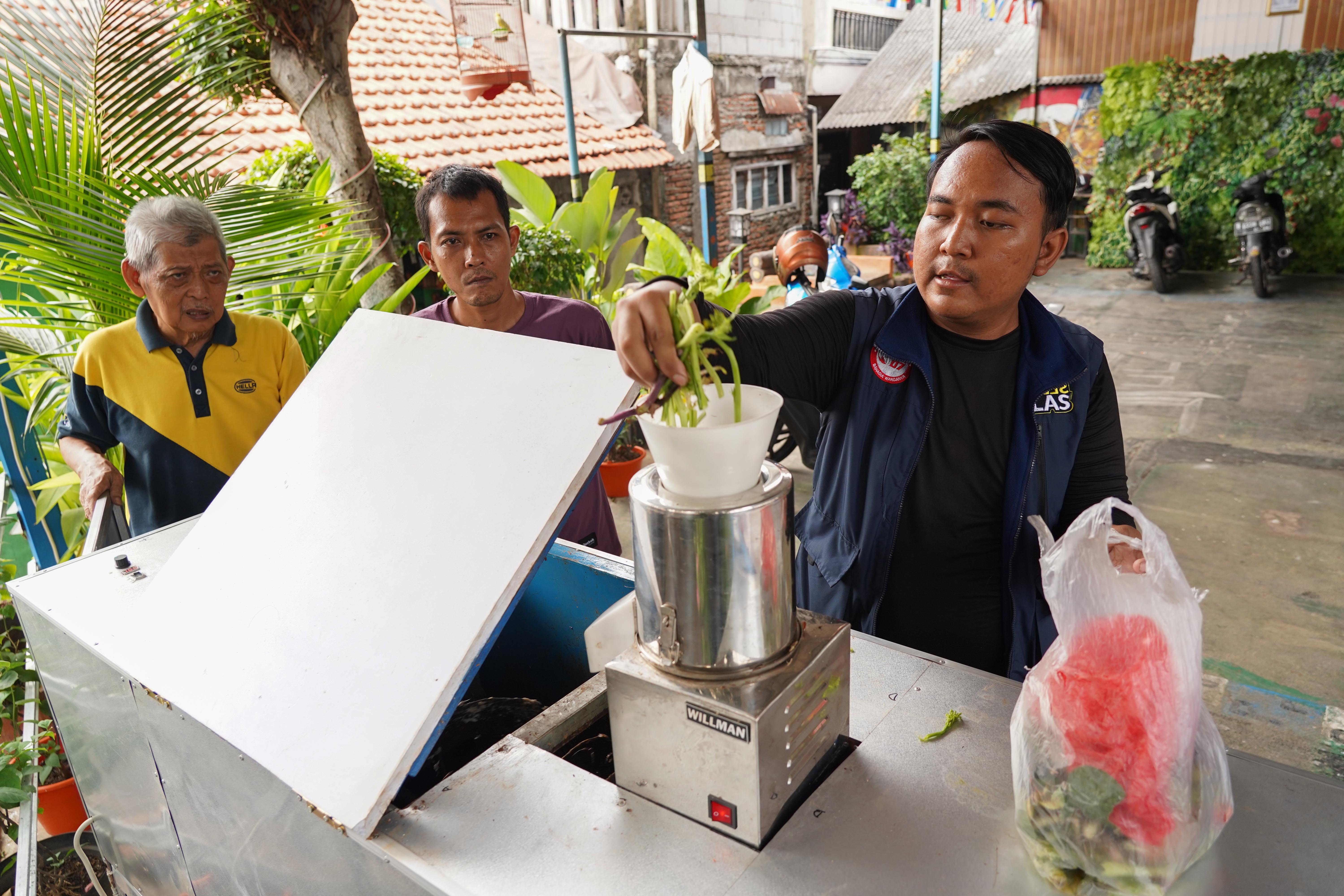 Petugas mencacah sampah organik mesin komposter di kawasan RT 11/RW 07, Gandaria Utara, Kebayoran Baru, Jakarta Selatan, Rabu (8/7/2026). Mesin yang dibuat secara mandiri oleh warga di lingkungan tersebut mampu mengolah sampah organik menjadi pupuk kompos sehingga dapat mengurangi sampah langsung dari sumbernya.