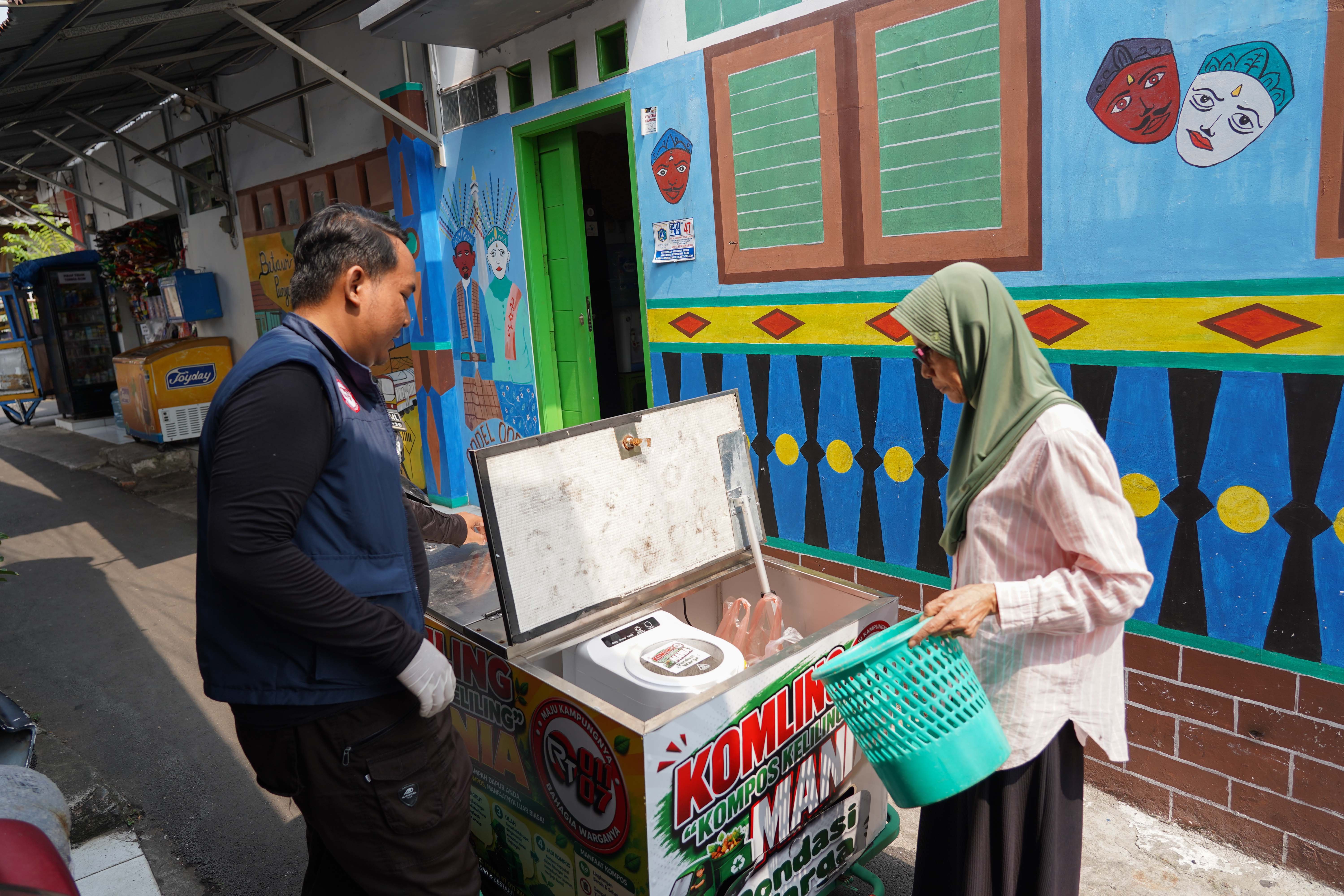 Warga menyetorkan sampah kepada petugas Kompos Keliling (Komling)di kawasan RT 11/RW 07, Gandaria Utara, Kebayoran Baru, Jakarta Selatan, Rabu (8/7/2026). Komling merupakan program pengolahan sampah organik dengan mendatangi rumah warga guna mengumpulkan sampah sisa makanan dari warga yang bertujuan untuk mengurangi sampah langsung dari sumbernya. 