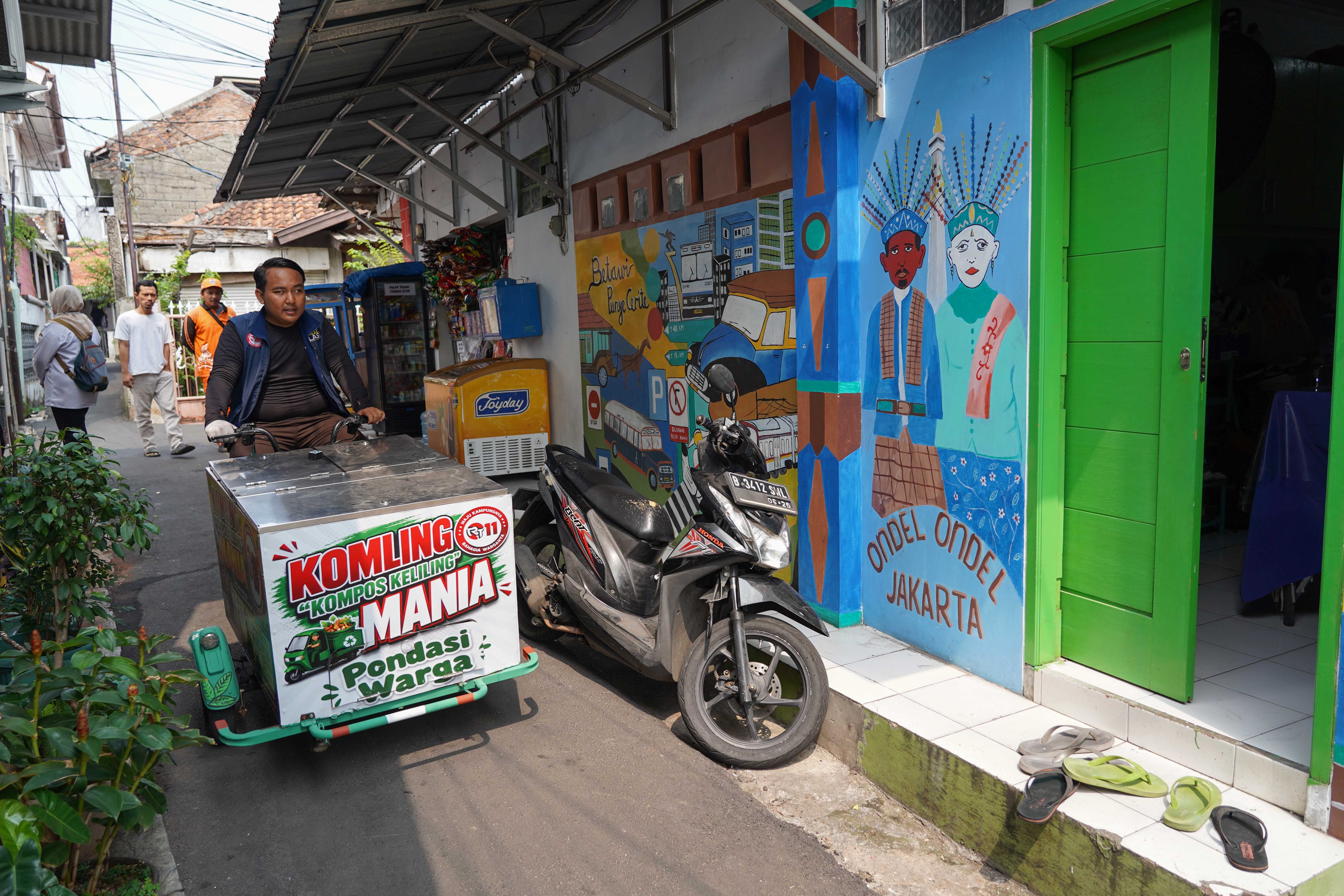 Petugas mengendarai gerobak sampah Kompos Keliling (Komling) untuk mengambil sampah dari warga di kawasan RT 11/RW 07, Gandaria Utara, Kebayoran Baru, Jakarta Selatan, Rabu (8/7/2026). Komling merupakan program pengolahan sampah organik dengan mendatangi rumah warga guna mengumpulkan sampah sisa makanan dari warga yang bertujuan untuk mengurangi sampah langsung dari sumbernya.